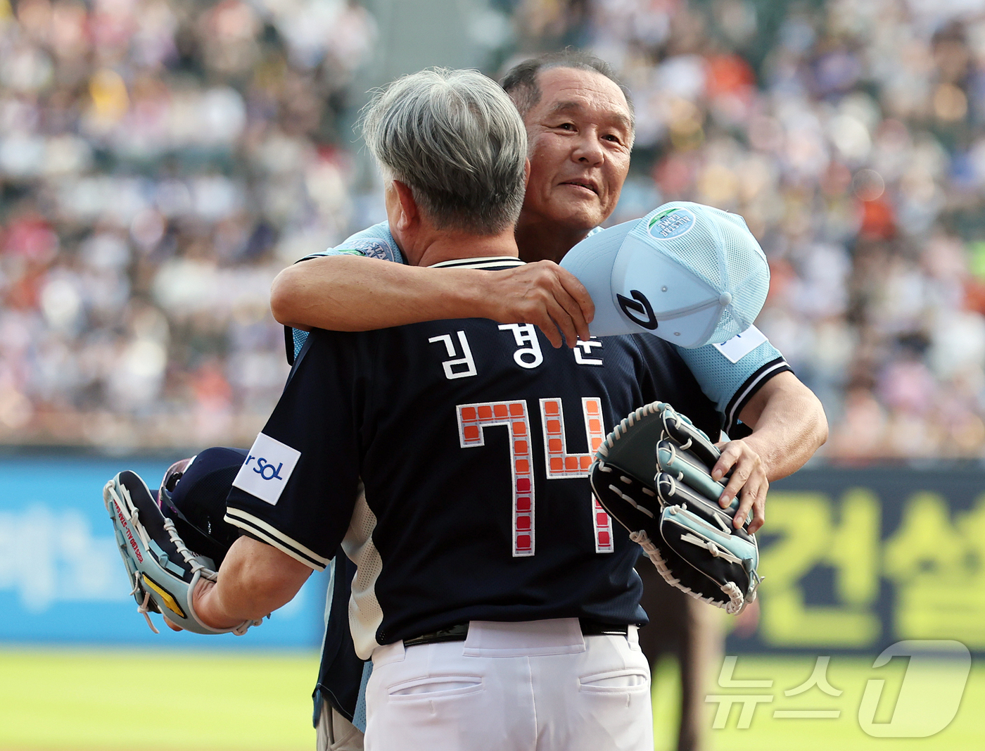 (서울=뉴스1) 김진환 기자 = 11일 서울 송파구 잠실야구장에서 열린 ‘2026 신한 SOL KBO 올스타전’에서 두산 베어스 레전드 박철순이 시구 행사를 마친 뒤 시포를 맡은 …