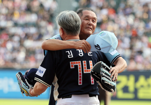 박철순, 영혼의 파트너 김경문 감독과 포옹