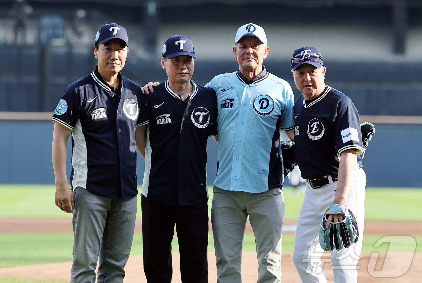 (서울=뉴스1) 김진환 기자 = 11일 서울 송파구 잠실야구장에서 열린 ‘2026 신한 SOL KBO 올스타전’에서 LG 트윈스 레전드 김동수(왼쪽부터), 김용수, 두산 베어스 레 …