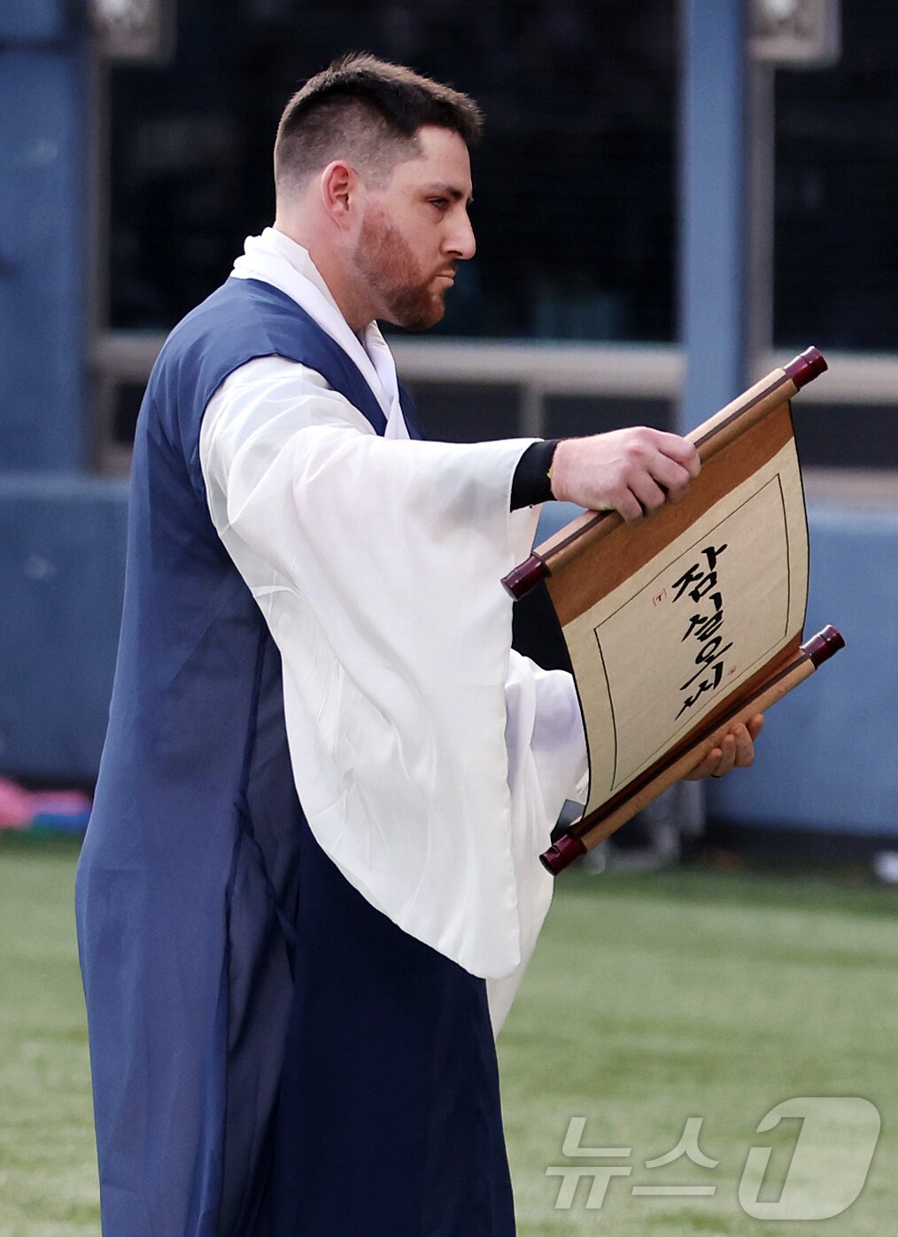 본문 이미지 - 11일 서울 송파구 잠실야구장에서 열린 ‘2026 신한 SOL KBO 올스타전’에서 나눔팀 LG 오스틴이 퍼포먼스를 하며 타석으로 향하고 있다. 이번 올스타전은 프로야구 원년인 1982년 준공돼 한국 야구 역사와 함께해 온 잠실야구장에서 열리는 14번째이자 마지막 축제로, 리그를 대표하는 별들이 총출동해 고별 무대를 수놓는다. 2026.7.11 ⓒ 뉴스1 김진환 기자