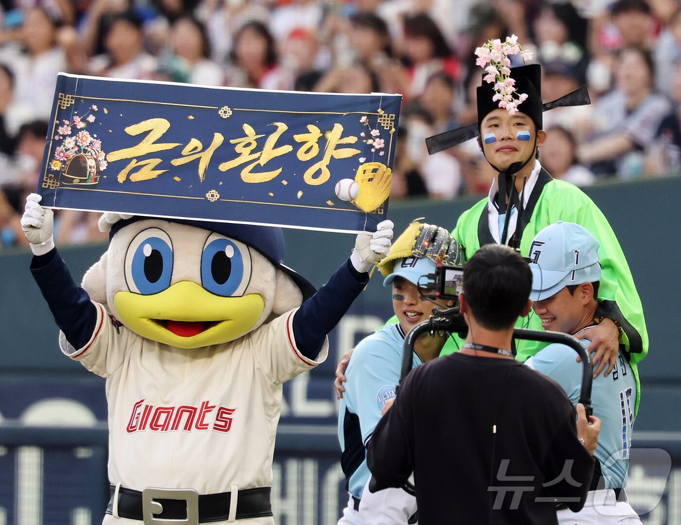 본문 이미지 - 11일 서울 송파구 잠실야구장에서 열린 ‘2026 신한 SOL KBO 올스타전’에서 드림팀 롯데 현도훈이 4회초 퍼포먼스를 하며 마운드로 향하고 있다. 이번 올스타전은 프로야구 원년인 1982년 준공돼 한국 야구 역사와 함께해 온 잠실야구장에서 열리는 14번째이자 마지막 축제로, 리그를 대표하는 별들이 총출동해 고별 무대를 수놓는다. 2026.7.11 ⓒ 뉴스1 김진환 기자