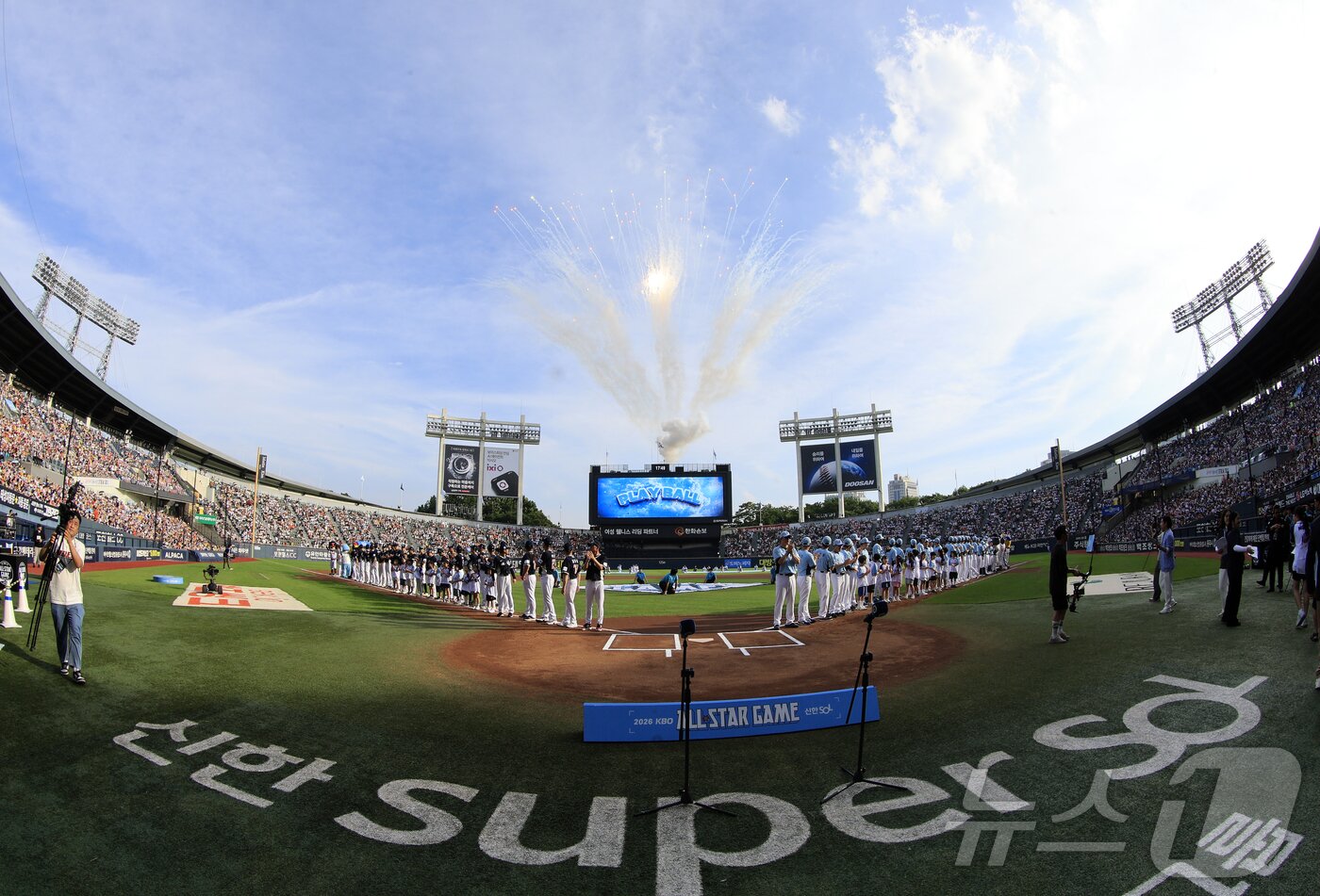 본문 이미지 - 11일 서울 송파구 잠실야구장에서 ‘2026 신한 SOL KBO 올스타전’ 개막을 알리는 축포가 터지고 있다. 이번 올스타전은 프로야구 원년인 1982년 준공돼 한국 야구 역사와 함께해 온 잠실야구장에서 열리는 14번째이자 마지막 축제로, 리그를 대표하는 별들이 총출동해 고별 무대를 수놓는다. 2026.7.11 ⓒ 뉴스1 김진환 기자