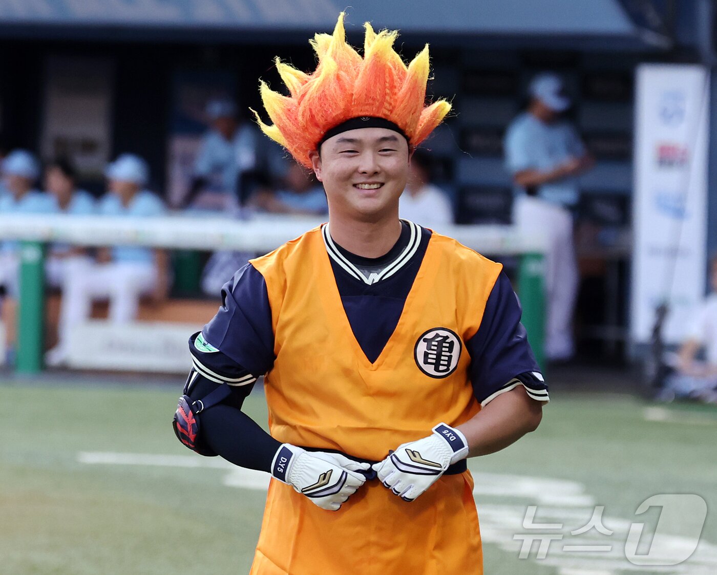 본문 이미지 - 11일 서울 송파구 잠실야구장에서 열린 ‘2026 신한 SOL KBO 올스타전’에서 나눔팀 한화 이도윤이 4회초 퍼포먼스를 하며 타석으로 향하고 있다. 이번 올스타전은 프로야구 원년인 1982년 준공돼 한국 야구 역사와 함께해 온 잠실야구장에서 열리는 14번째이자 마지막 축제로, 리그를 대표하는 별들이 총출동해 고별 무대를 수놓는다. 2026.7.11 ⓒ 뉴스1 김진환 기자