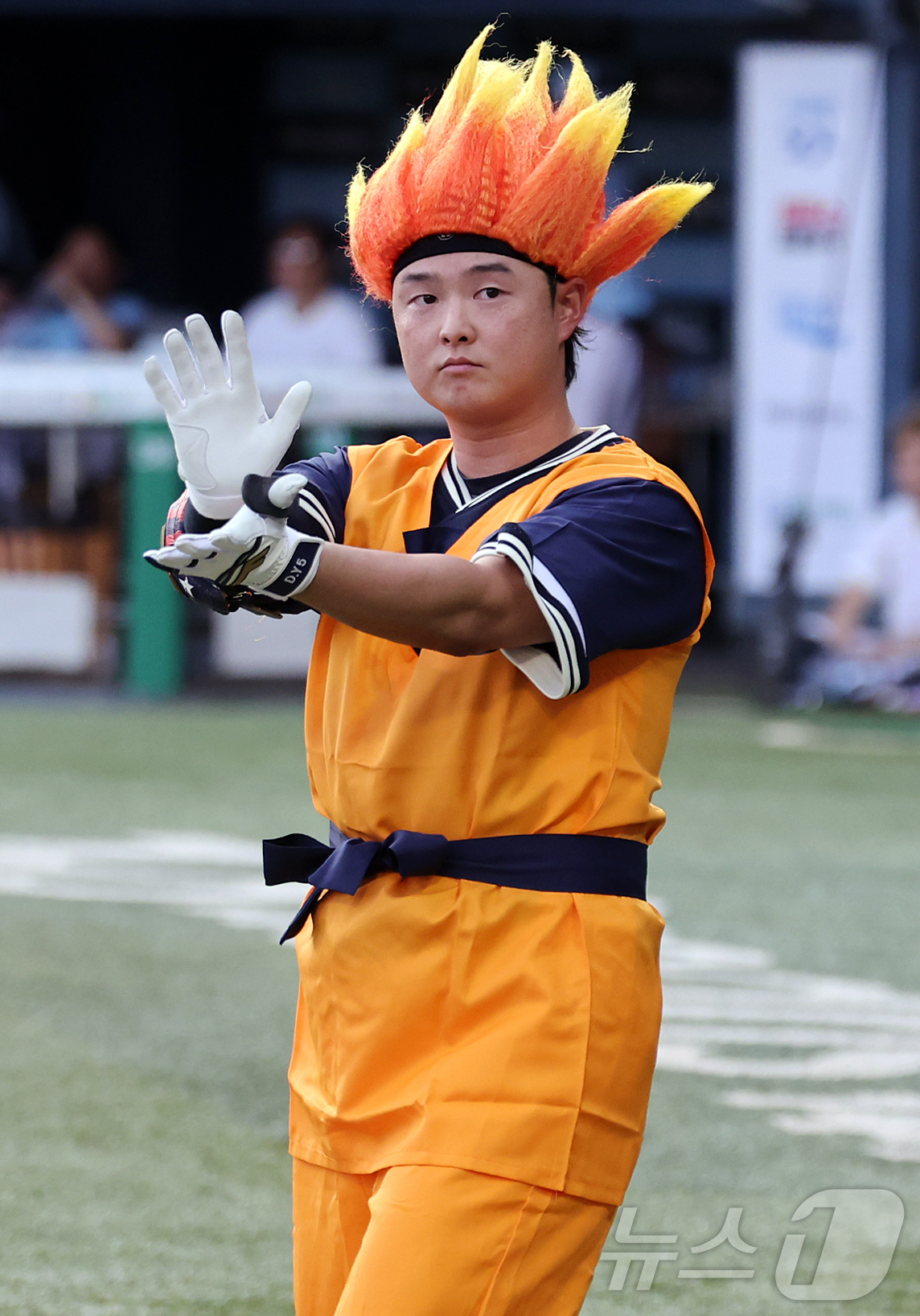 (서울=뉴스1) 김진환 기자 = 11일 서울 송파구 잠실야구장에서 열린 ‘2026 신한 SOL KBO 올스타전’에서 나눔팀 한화 이도윤이 4회초 퍼포먼스를 하며 타석으로 향하고 있 …