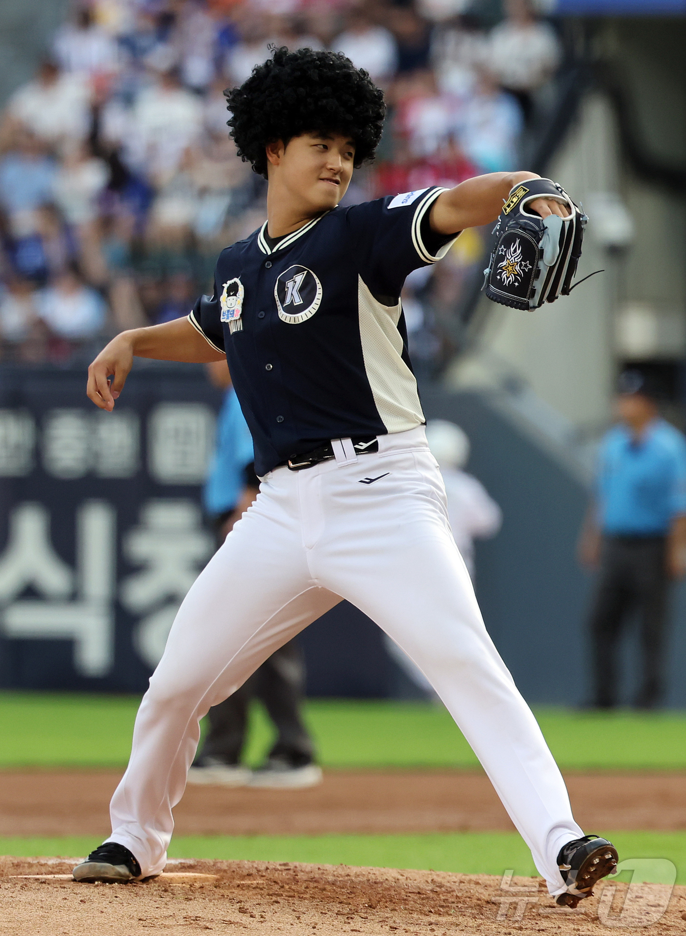 (서울=뉴스1) 김진환 기자 = 11일 서울 송파구 잠실야구장에서 열린 ‘2026 신한 SOL KBO 올스타전’에서 나눔팀 키움이 퍼포먼스를 하며 마운드로 향하고 있다.이번 올스타 …