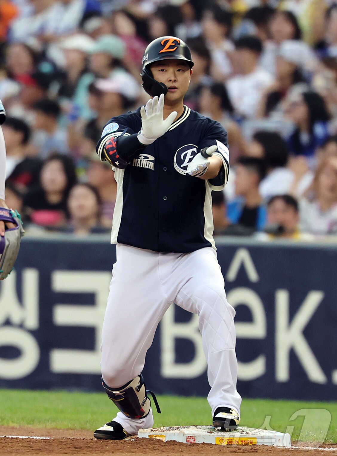 본문 이미지 - 11일 서울 송파구 잠실야구장에서 열린 ‘2026 신한 SOL KBO 올스타전’에서 나눔팀 한화 이도윤이 4회초 적시타를 친 뒤 퍼포먼스를 하고 있다. 이번 올스타전은 프로야구 원년인 1982년 준공돼 한국 야구 역사와 함께해 온 잠실야구장에서 열리는 14번째이자 마지막 축제로, 리그를 대표하는 별들이 총출동해 고별 무대를 수놓는다. 2026.7.11 ⓒ 뉴스1 김진환 기자