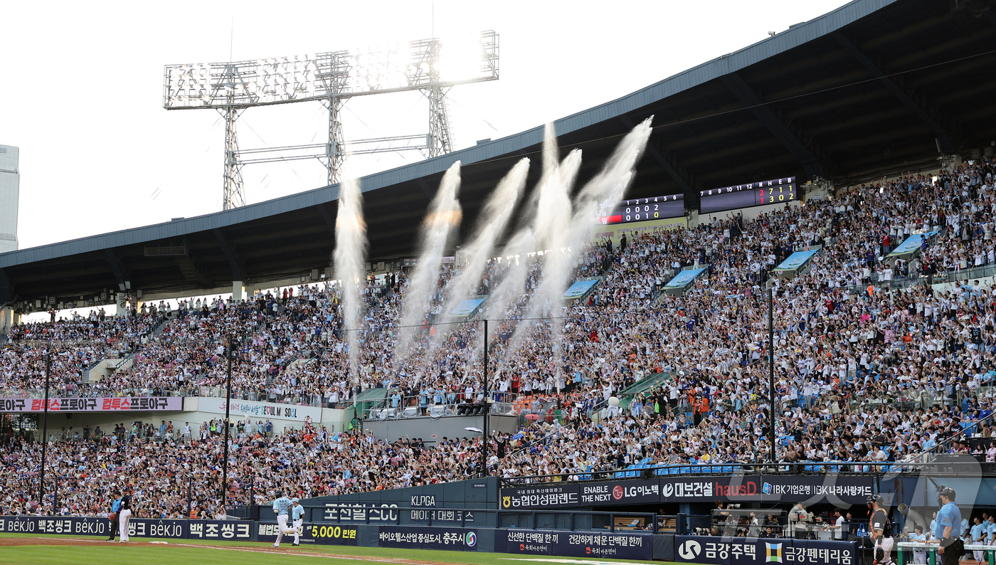 (서울=뉴스1) 김진환 기자 = 11일 서울 송파구 잠실야구장에서 열린 ‘2026 신한 SOL KBO 올스타전’에서 드림팀 두산 박준순의 안타가 나오자 1루 응원단에 시원한 물줄기 …
