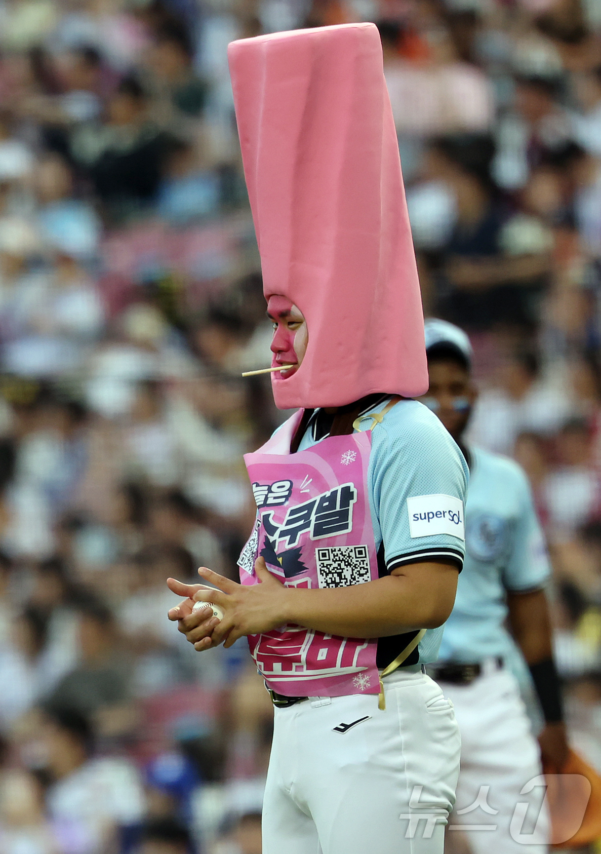 (서울=뉴스1) 김진환 기자 = 11일 서울 송파구 잠실야구장에서 열린 ‘2026 신한 SOL KBO 올스타전’에서 드림팀 롯데 김진욱이 5회초 퍼포먼스를 하며 마운드로 등판하고 …