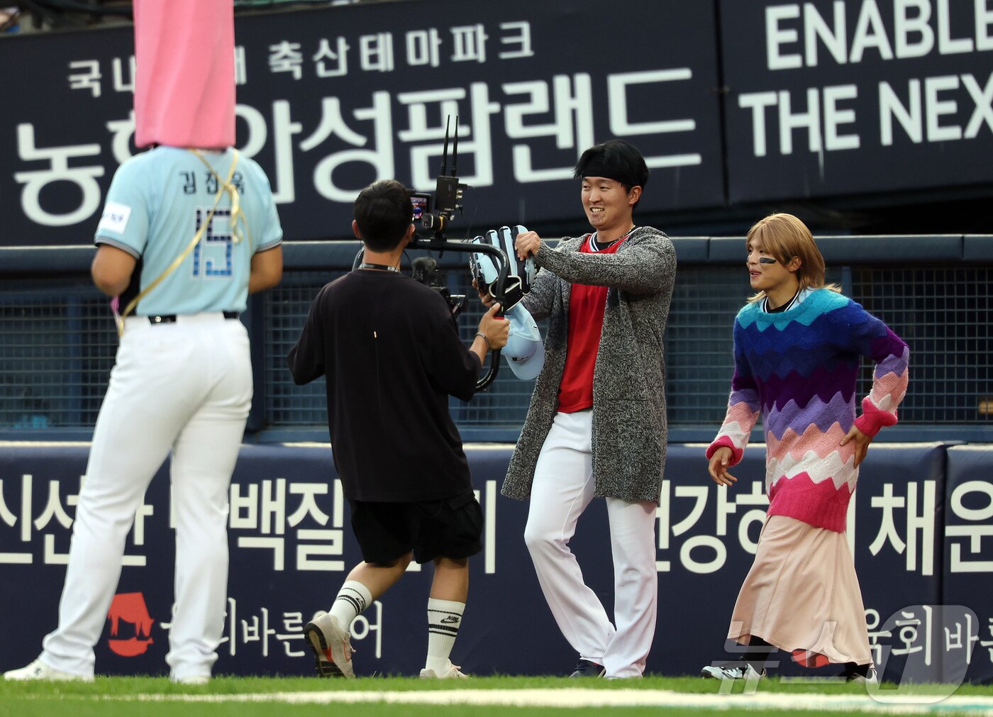 본문 이미지 - 11일 서울 송파구 잠실야구장에서 열린 ‘2026 신한 SOL KBO 올스타전’에서 드림팀 SSG 김건우가 5회초 퍼포먼스를 하며 마운드로 등판하고 있다. 이번 올스타전은 프로야구 원년인 1982년 준공돼 한국 야구 역사와 함께해 온 잠실야구장에서 열리는 14번째이자 마지막 축제로, 리그를 대표하는 별들이 총출동해 고별 무대를 수놓는다. 2026.7.11 ⓒ 뉴스1 김진환 기자
