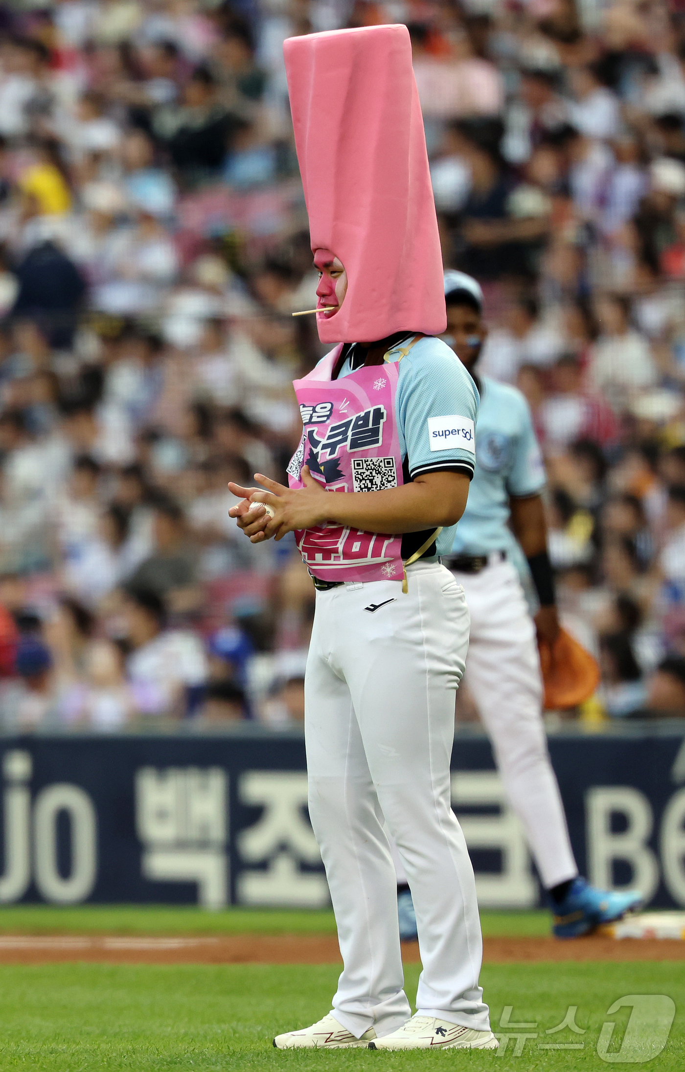 (서울=뉴스1) 김진환 기자 = 11일 서울 송파구 잠실야구장에서 열린 ‘2026 신한 SOL KBO 올스타전’에서 드림팀 롯데 김진욱이 5회초 퍼포먼스를 하며 마운드로 등판하고 …