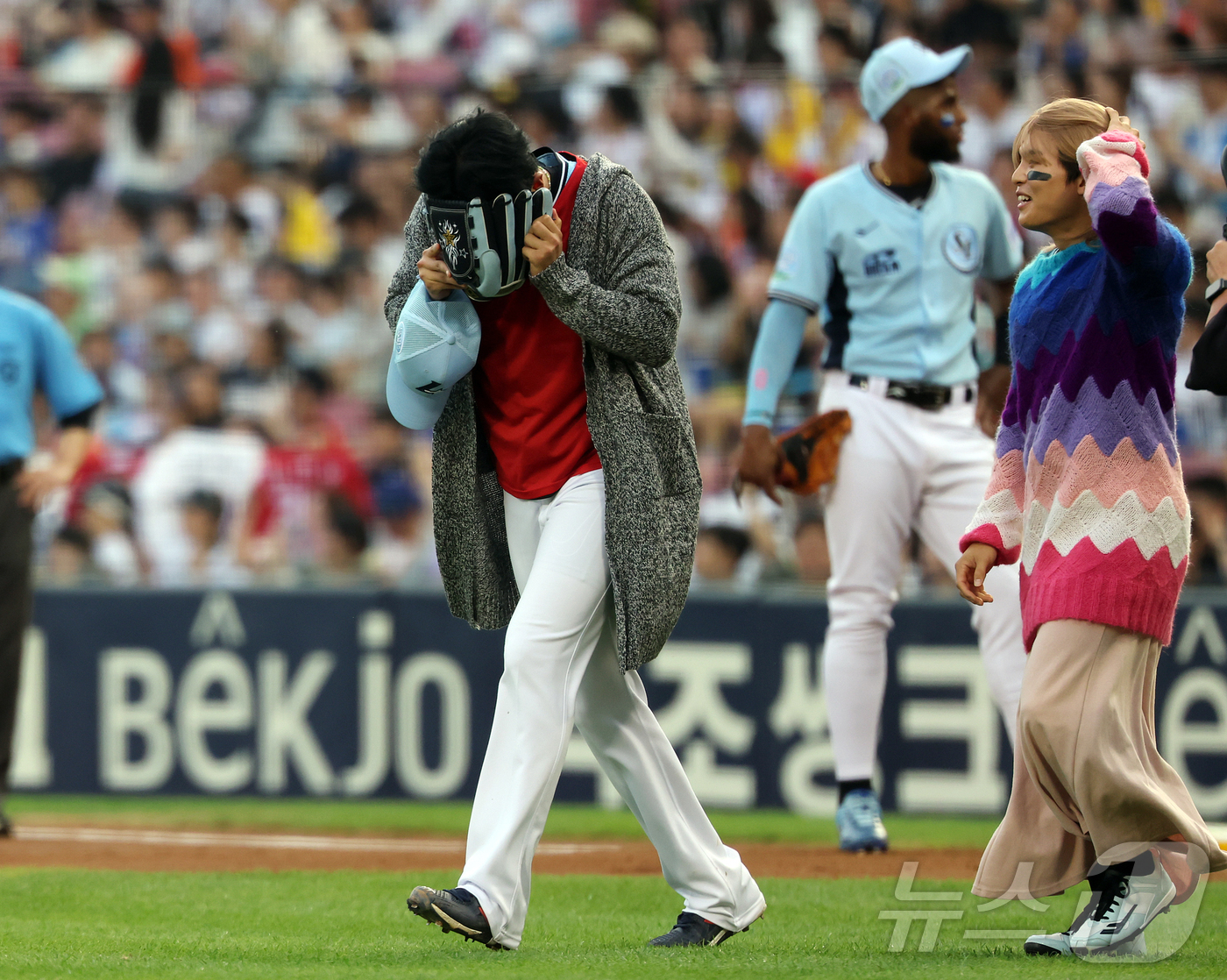 (서울=뉴스1) 김진환 기자 = 11일 서울 송파구 잠실야구장에서 열린 ‘2026 신한 SOL KBO 올스타전’에서 드림팀 SSG 김건우가 5회초 퍼포먼스를 하며 마운드로 등판하고 …