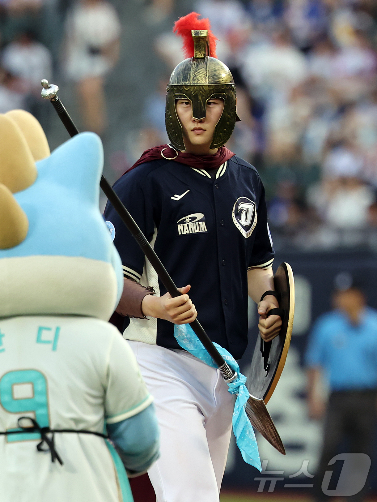 (서울=뉴스1) 김진환 기자 = 11일 서울 송파구 잠실야구장에서 열린 ‘2026 신한 SOL KBO 올스타전’에서 나눔팀 NC 전사민이 5회말 퍼포먼스를 하며 등판하고 있다.이번 …