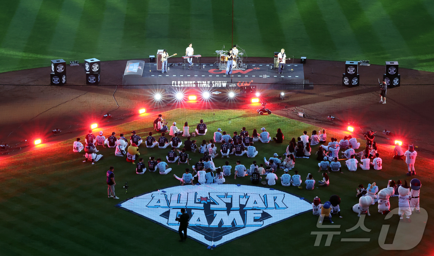 (서울=뉴스1) 김진환 기자 = 11일 서울 송파구 잠실야구장에서 열린 ‘2026 신한 SOL KBO 올스타전’에서 가수 우즈가 열정적인 공연을 펼치고 있다.이번 올스타전은 프로야 …