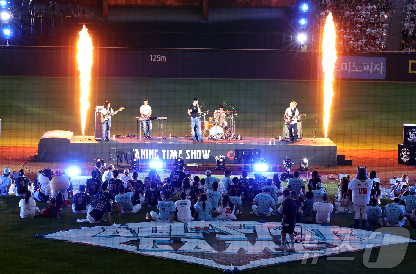 (서울=뉴스1) 김진환 기자 = 11일 서울 송파구 잠실야구장에서 열린 ‘2026 신한 SOL KBO 올스타전’에서 가수 우즈가 열정적인 공연을 펼치고 있다.이번 올스타전은 프로야 …