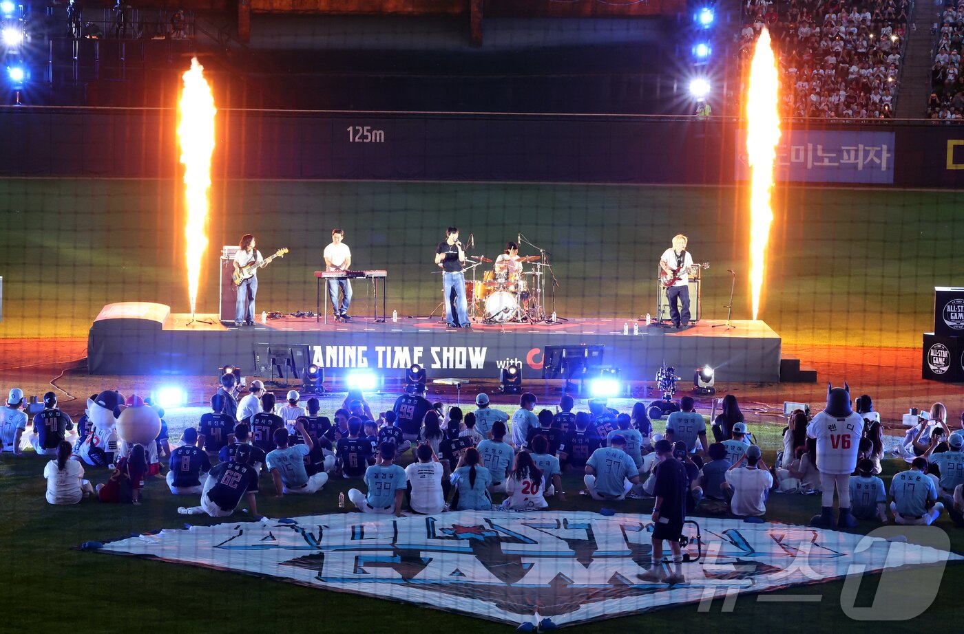 본문 이미지 - 11일 서울 송파구 잠실야구장에서 열린 ‘2026 신한 SOL KBO 올스타전’에서 가수 우즈가 열정적인 공연을 펼치고 있다. 이번 올스타전은 프로야구 원년인 1982년 준공돼 한국 야구 역사와 함께해 온 잠실야구장에서 열리는 14번째이자 마지막 축제로, 리그를 대표하는 별들이 총출동해 고별 무대를 수놓는다. 2026.7.11 ⓒ 뉴스1 김진환 기자