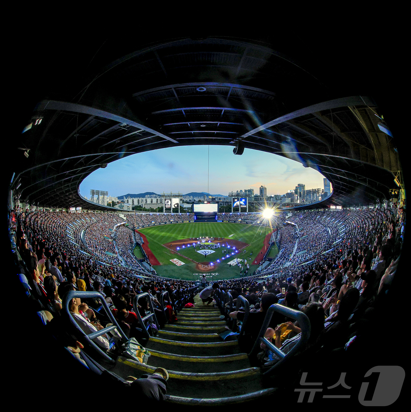 (서울=뉴스1) 김진환 기자 = 11일 서울 송파구 잠실야구장에서 열린 ‘2026 신한 SOL KBO 올스타전’에서 가수 우즈가 열정적인 공연을 펼치고 있다.이번 올스타전은 프로야 …