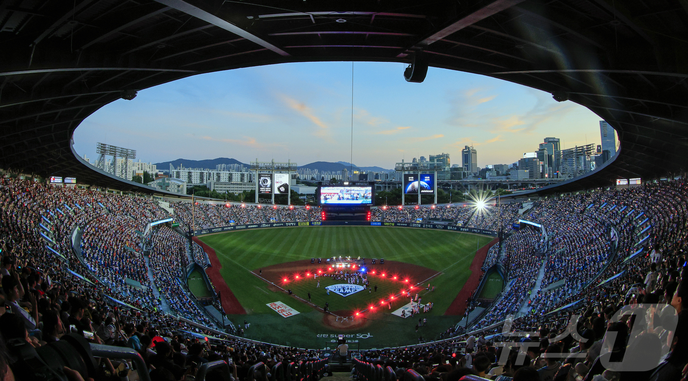 (서울=뉴스1) 김진환 기자 = 11일 서울 송파구 잠실야구장에서 열린 ‘2026 신한 SOL KBO 올스타전’에서 가수 우즈가 열정적인 공연을 펼치고 있다.이번 올스타전은 프로야 …