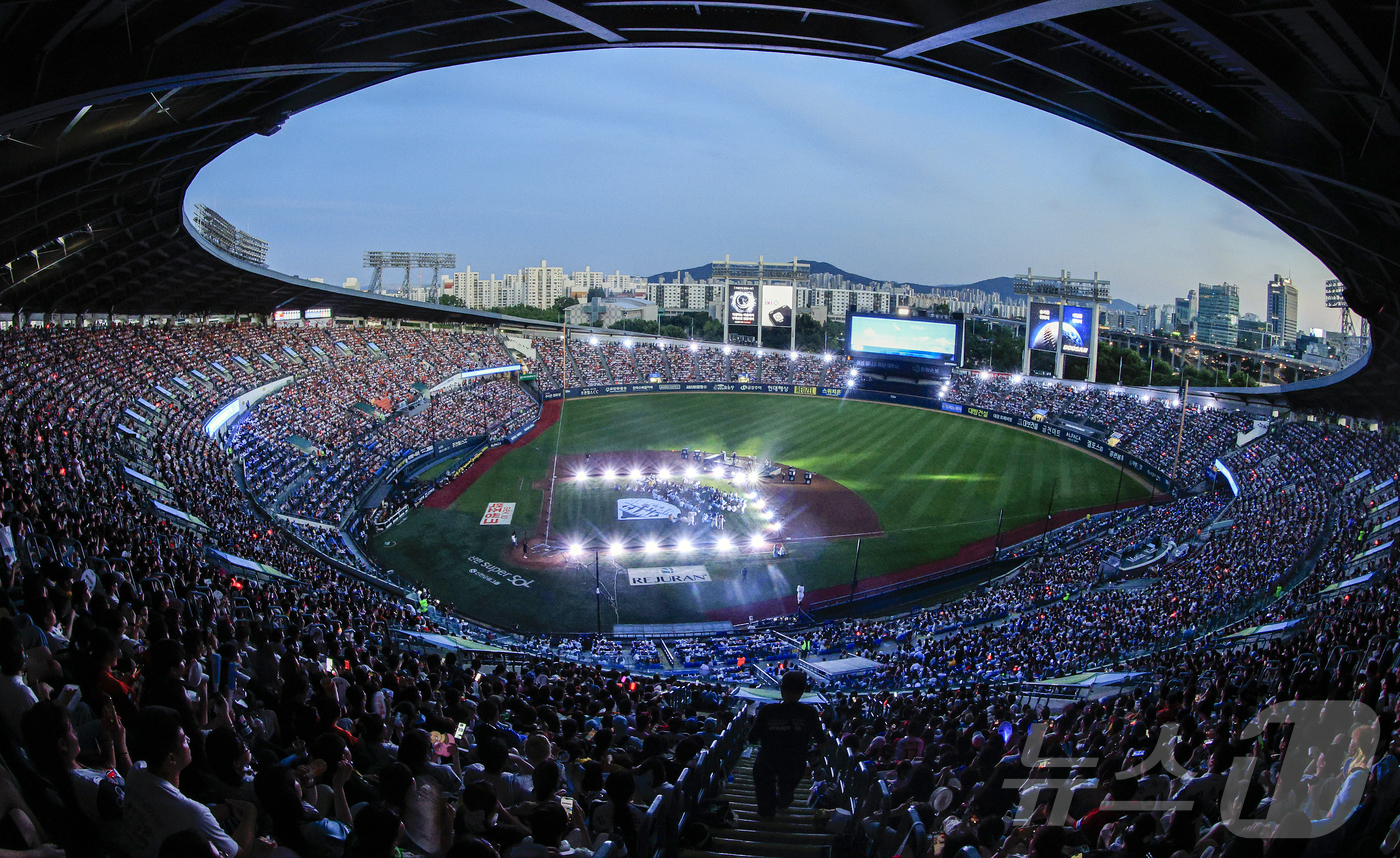 (서울=뉴스1) 김진환 기자 = 11일 서울 송파구 잠실야구장에서 열린 ‘2026 신한 SOL KBO 올스타전’에서 가수 우즈가 열정적인 공연을 펼치고 있다.이번 올스타전은 프로야 …