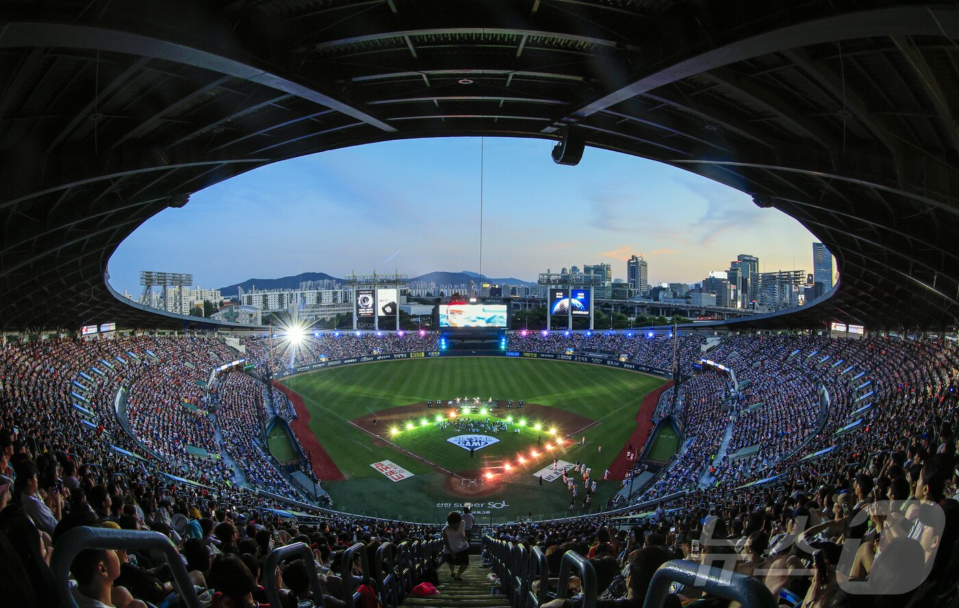 본문 이미지 - 11일 서울 송파구 잠실야구장에서 열린 ‘2026 신한 SOL KBO 올스타전’에서 가수 우즈가 열정적인 공연을 펼치고 있다. 이번 올스타전은 프로야구 원년인 1982년 준공돼 한국 야구 역사와 함께해 온 잠실야구장에서 열리는 14번째이자 마지막 축제로, 리그를 대표하는 별들이 총출동해 고별 무대를 수놓는다. 2026.7.11 ⓒ 뉴스1 김진환 기자
