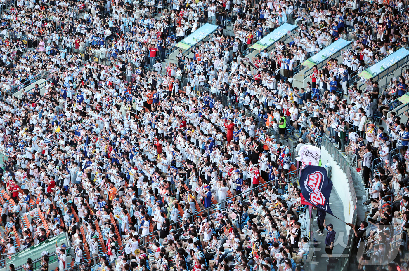 (서울=뉴스1) 김진환 기자 = 11일 서울 송파구 잠실야구장에서 열린 ‘2026 신한 SOL KBO 올스타전’에서 1루 드림팀 응원단이 뜨거운 응원을 펼치고 있다.이번 올스타전은 …