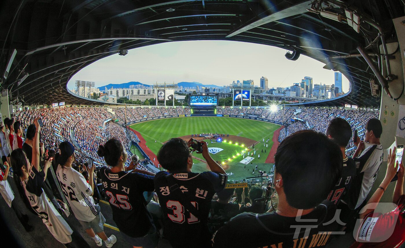 본문 이미지 - 11일 서울 송파구 잠실야구장에서 열린 ‘2026 신한 SOL KBO 올스타전’에서 가수 우즈가 열정적인 공연을 펼치고 있다. 이번 올스타전은 프로야구 원년인 1982년 준공돼 한국 야구 역사와 함께해 온 잠실야구장에서 열리는 14번째이자 마지막 축제로, 리그를 대표하는 별들이 총출동해 고별 무대를 수놓는다. 2026.7.11 ⓒ 뉴스1 김진환 기자