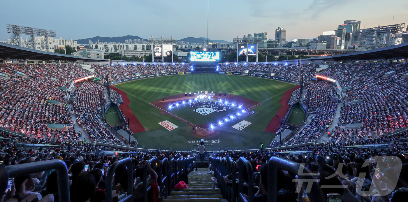 (서울=뉴스1) 김진환 기자 = 11일 서울 송파구 잠실야구장에서 열린 ‘2026 신한 SOL KBO 올스타전’에서 가수 우즈가 열정적인 공연을 펼치고 있다.이번 올스타전은 프로야 …