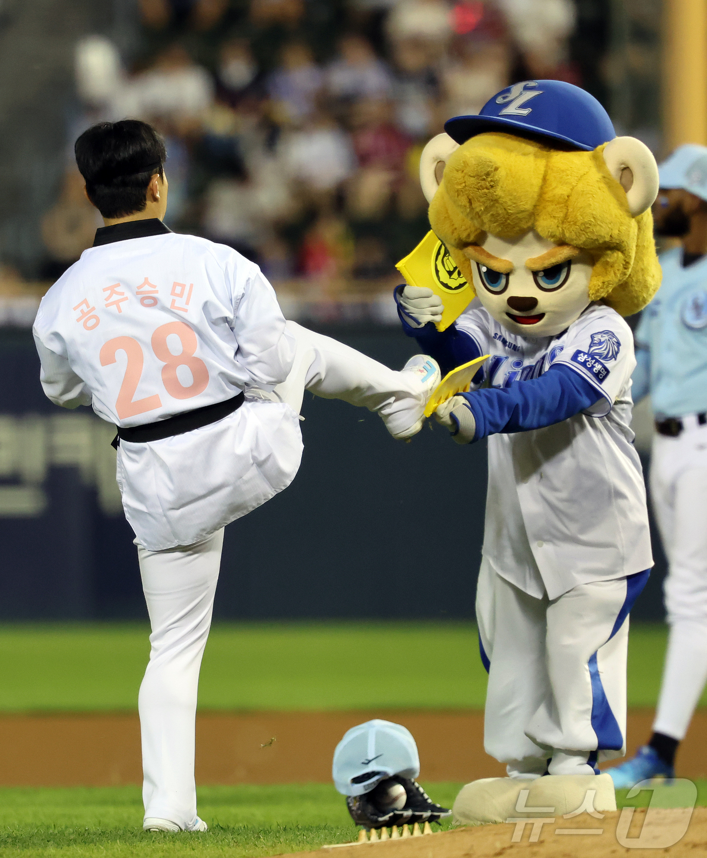 (서울=뉴스1) 김진환 기자 = 11일 서울 송파구 잠실야구장에서 열린 ‘2026 신한 SOL KBO 올스타전’에서 드림팀 삼성 이승민이 6회초 등판해 퍼포먼스를 펼치고 있다.이번 …