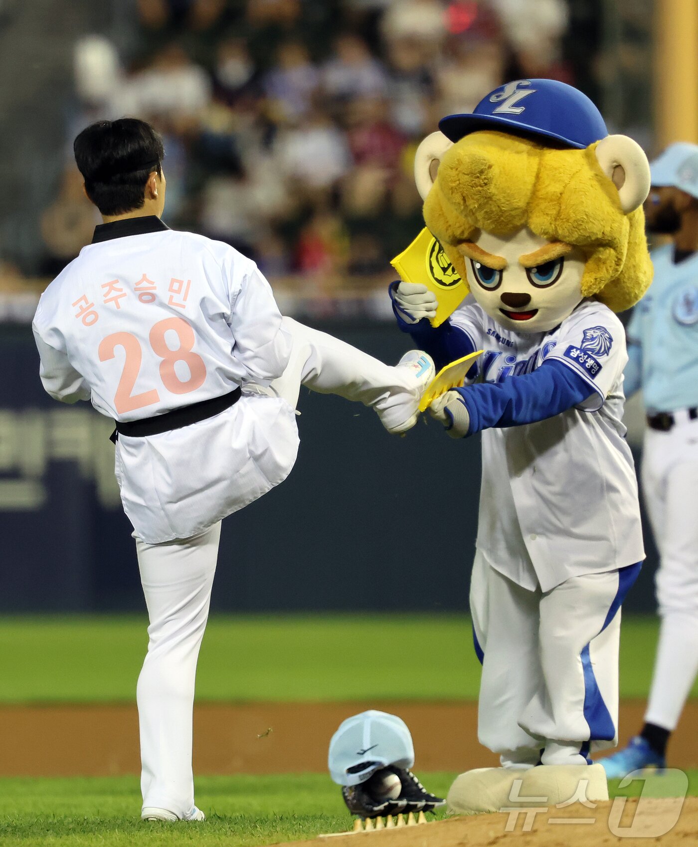 본문 이미지 - 11일 서울 송파구 잠실야구장에서 열린 ‘2026 신한 SOL KBO 올스타전’에서 드림팀 삼성 이승민이 6회초 등판해 퍼포먼스를 펼치고 있다. 이번 올스타전은 프로야구 원년인 1982년 준공돼 한국 야구 역사와 함께해 온 잠실야구장에서 열리는 14번째이자 마지막 축제로, 리그를 대표하는 별들이 총출동해 고별 무대를 수놓는다. 2026.7.11 ⓒ 뉴스1 김진환 기자