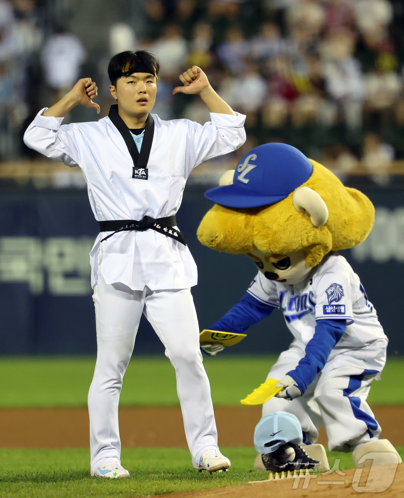 (서울=뉴스1) 김진환 기자 = 11일 서울 송파구 잠실야구장에서 열린 ‘2026 신한 SOL KBO 올스타전’에서 드림팀 삼성 이승민이 6회초 등판해 퍼포먼스를 펼치고 있다.이번 …