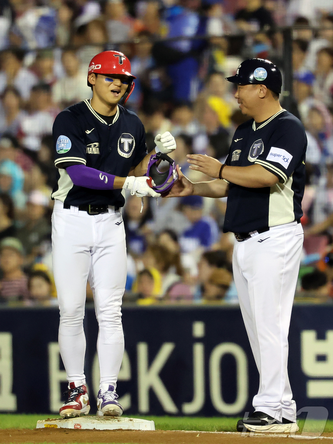 (서울=뉴스1) 김진환 기자 = 11일 서울 송파구 잠실야구장에서 열린 ‘2026 신한 SOL KBO 올스타전’에서 나눔팀 KIA 김도영이 6회초 만루를 만드는 안타를 친 뒤 이범 …