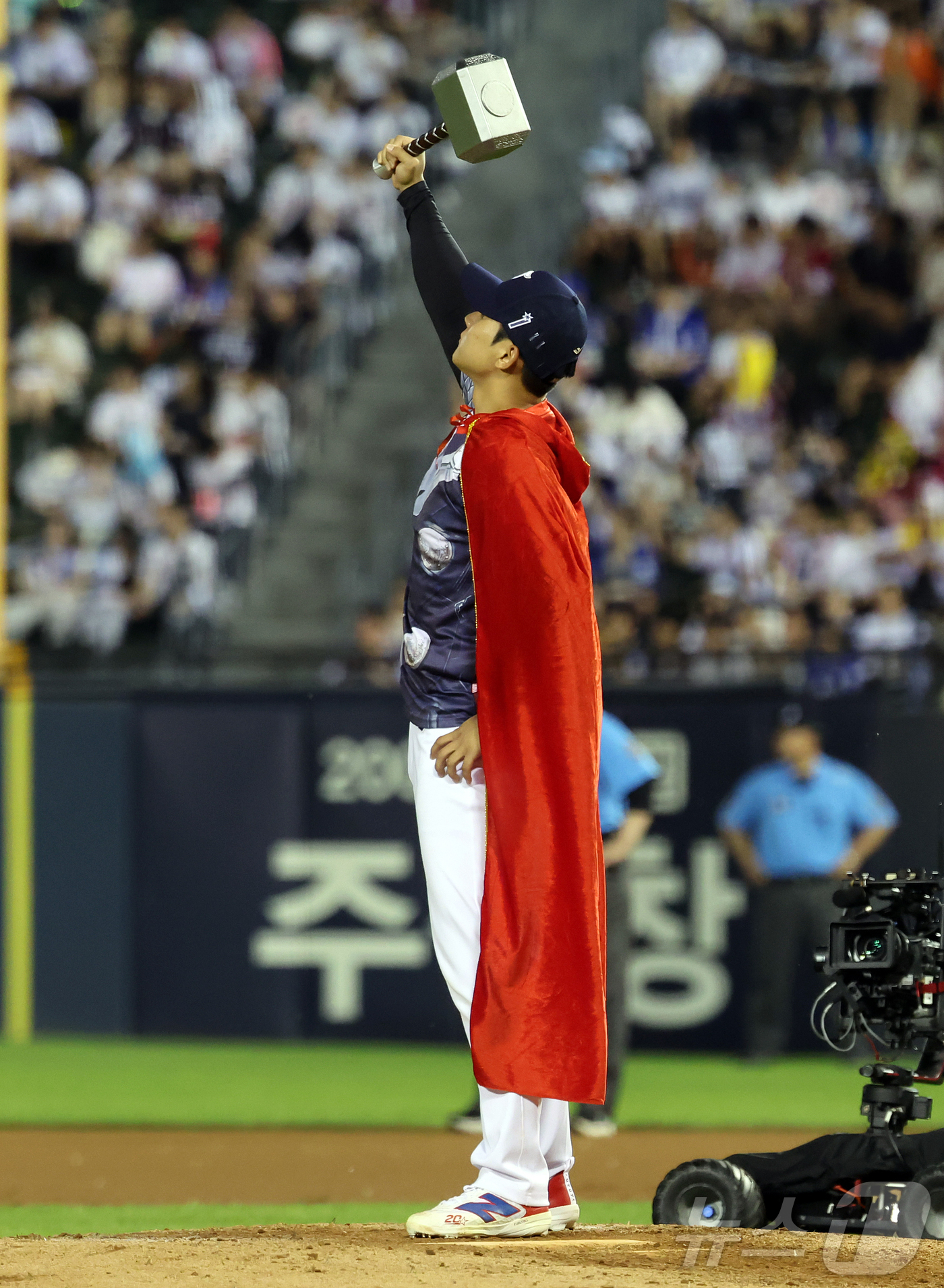 (서울=뉴스1) 김진환 기자 = 11일 서울 송파구 잠실야구장에서 열린 ‘2026 신한 SOL KBO 올스타전’에서 나눔팀 LG 우강훈이 6회말 등판하며 퍼포먼스를 펼치고 있다.이 …