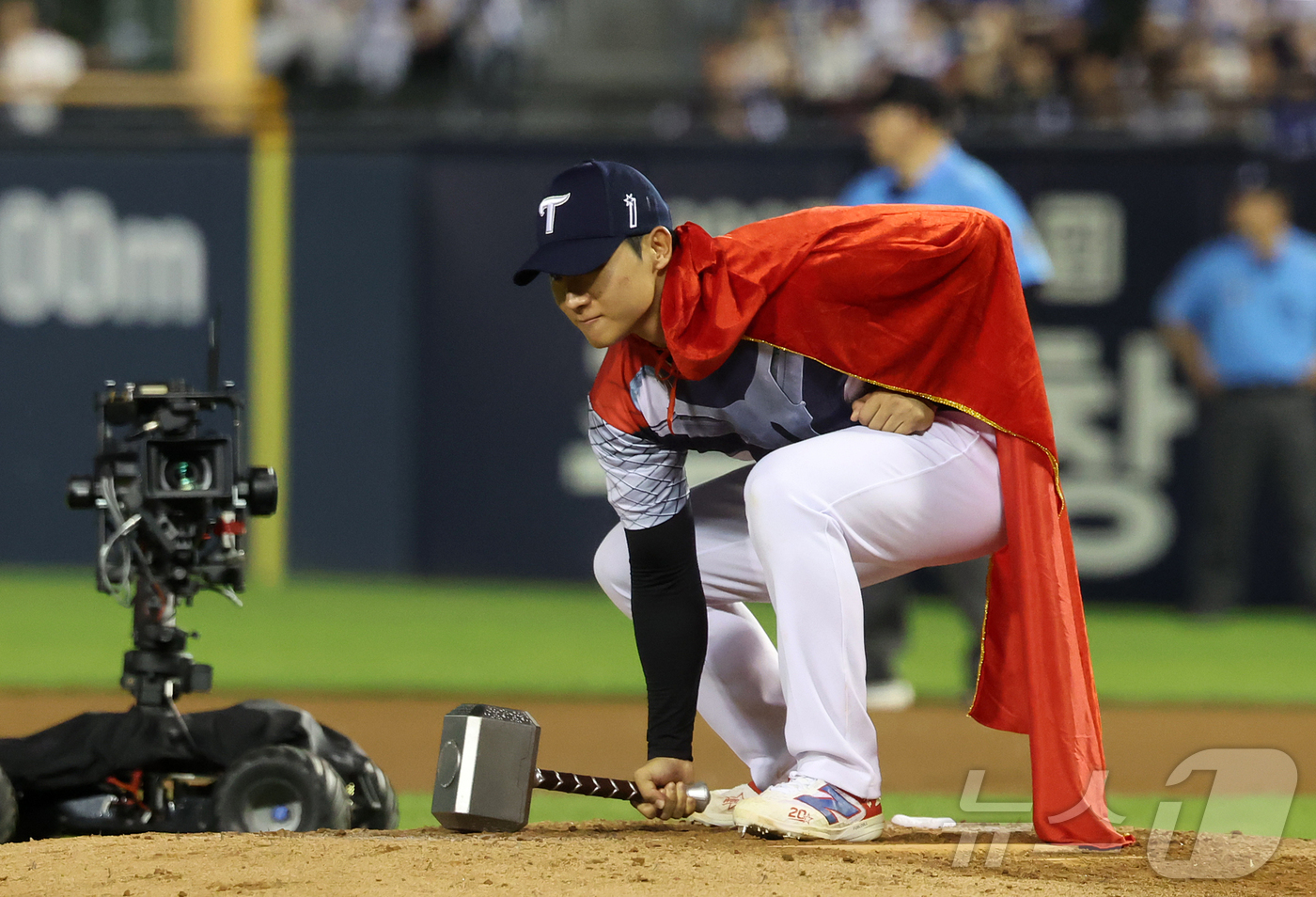 (서울=뉴스1) 김진환 기자 = 11일 서울 송파구 잠실야구장에서 열린 ‘2026 신한 SOL KBO 올스타전’에서 나눔팀 LG 우강훈이 6회말 등판하며 퍼포먼스를 펼치고 있다.이 …