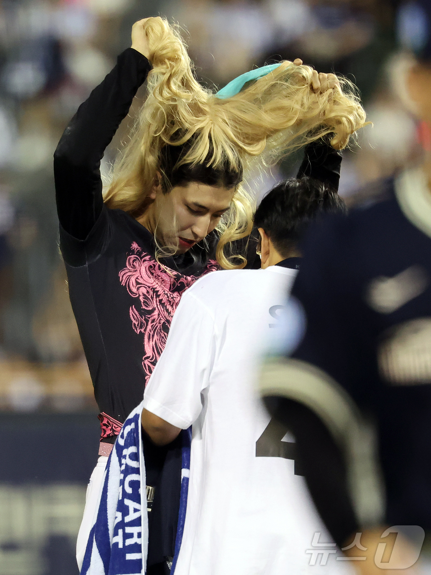 (서울=뉴스1) 김진환 기자 = 11일 서울 송파구 잠실야구장에서 열린 ‘2026 신한 SOL KBO 올스타전’에서 나눔팀 키움 유토가 7회말 등판하며 퍼포먼스를 펼치고 있다.이번 …