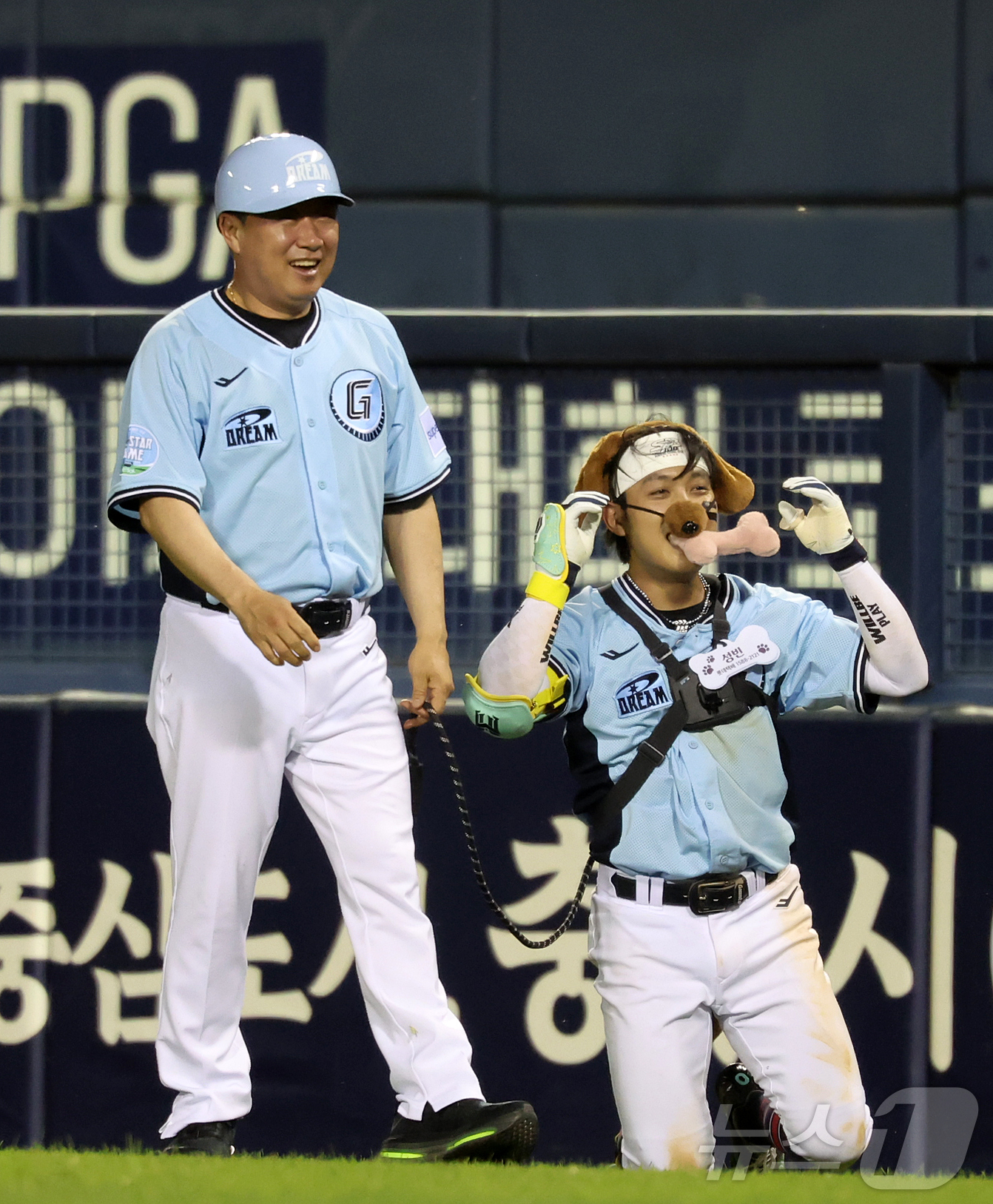 (서울=뉴스1) 김진환 기자 = 11일 서울 송파구 잠실야구장에서 열린 ‘2026 신한 SOL KBO 올스타전’에서 드림팀 롯데 김태형 감독과 황성빈이 퍼포먼스를 펼치고 있다.이번 …
