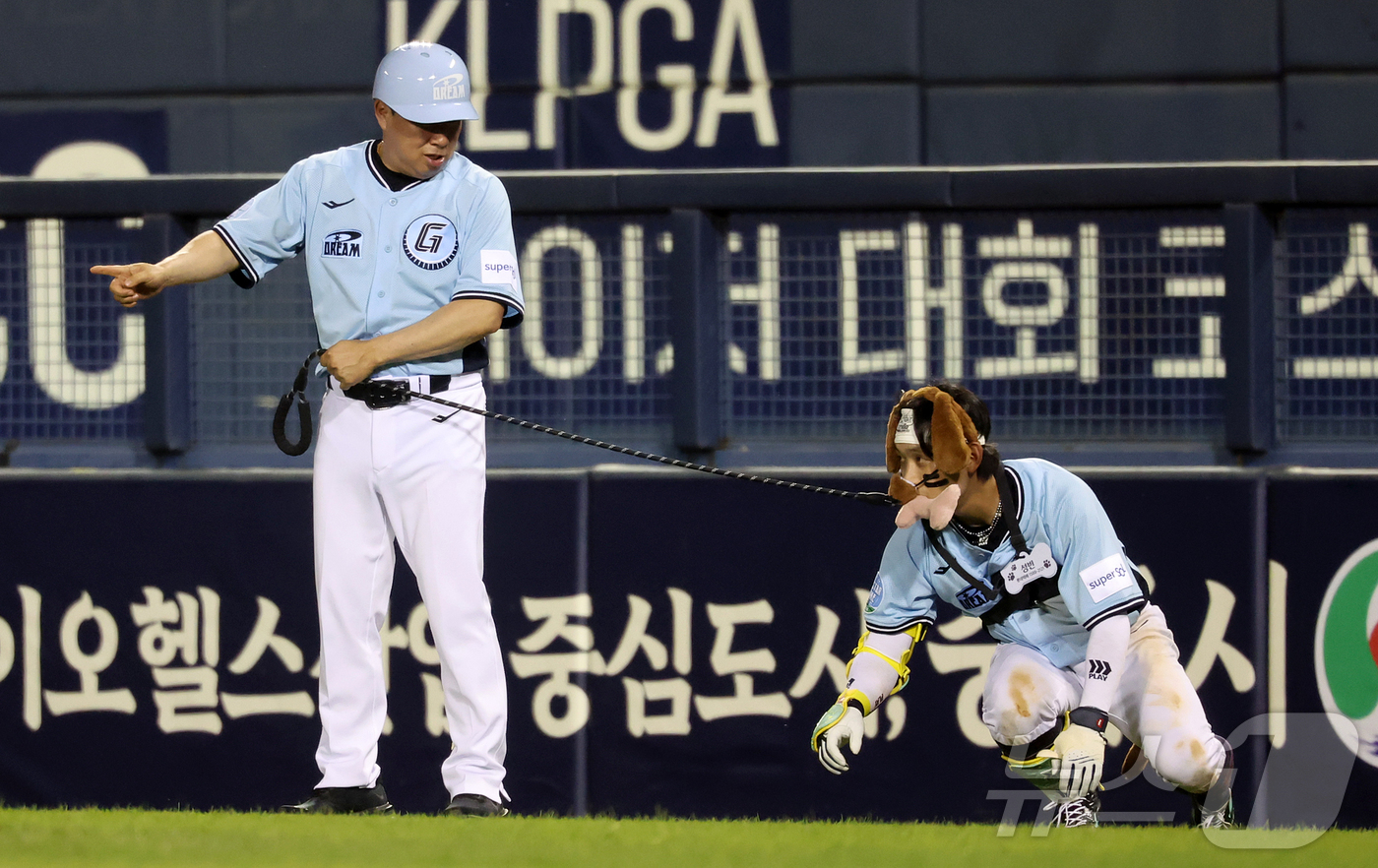 (서울=뉴스1) 김진환 기자 = 11일 서울 송파구 잠실야구장에서 열린 ‘2026 신한 SOL KBO 올스타전’에서 드림팀 롯데 김태형 감독과 황성빈이 퍼포먼스를 펼치고 있다.이번 …
