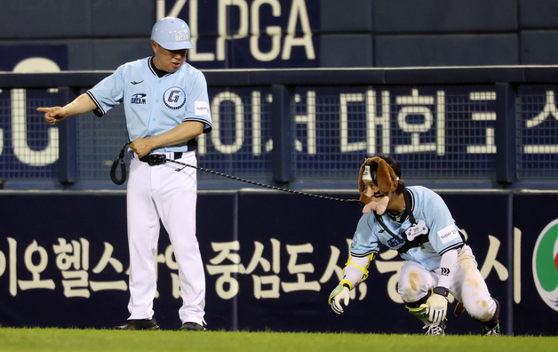 김태형 감독 애완견으로 변신한 황성빈