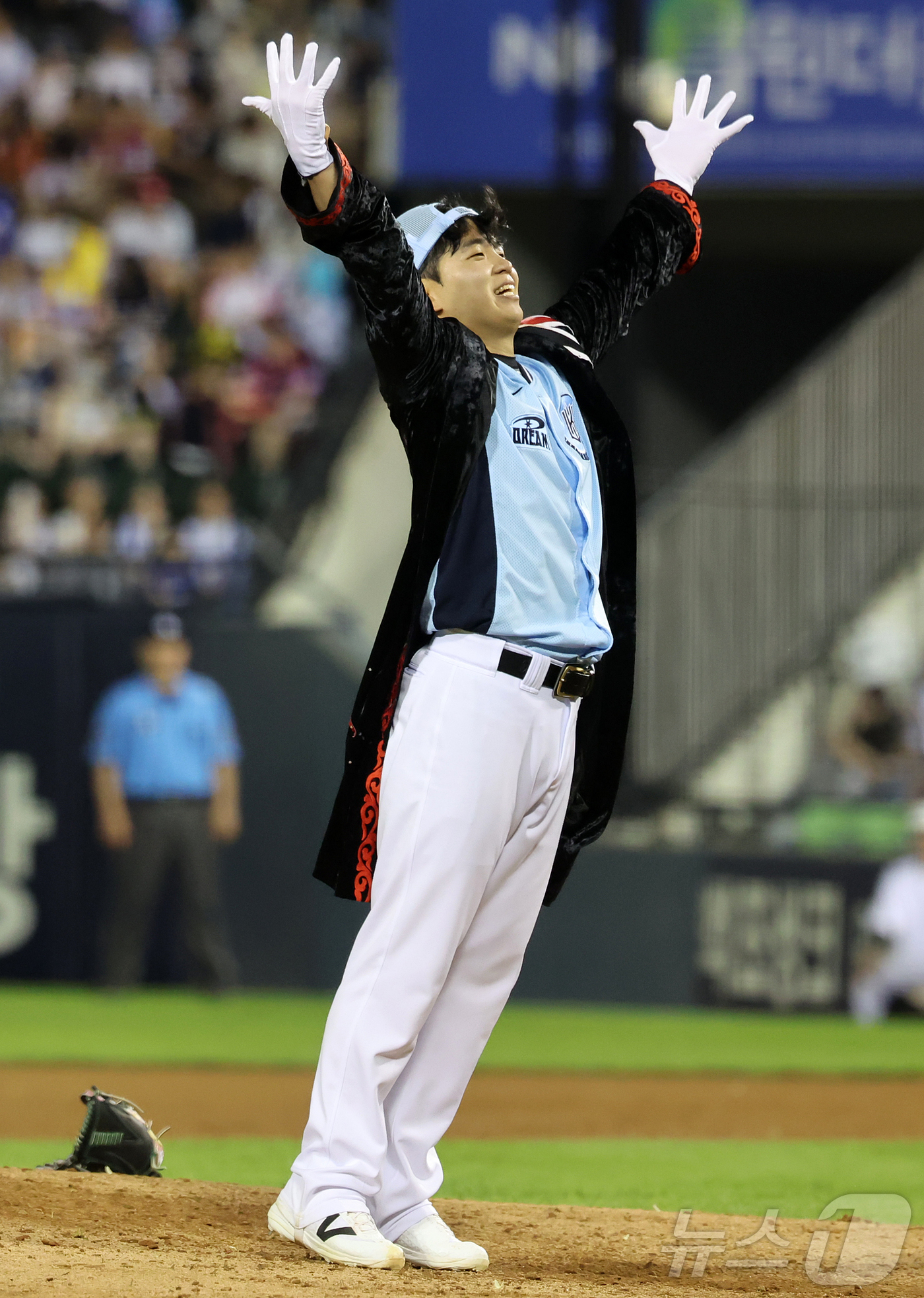(서울=뉴스1) 김진환 기자 = 11일 서울 송파구 잠실야구장에서 열린 ‘2026 신한 SOL KBO 올스타전’에서 드림팀 kt 손동현이 8회초 등판해 퍼포먼스를 펼치고 있다.이번 …
