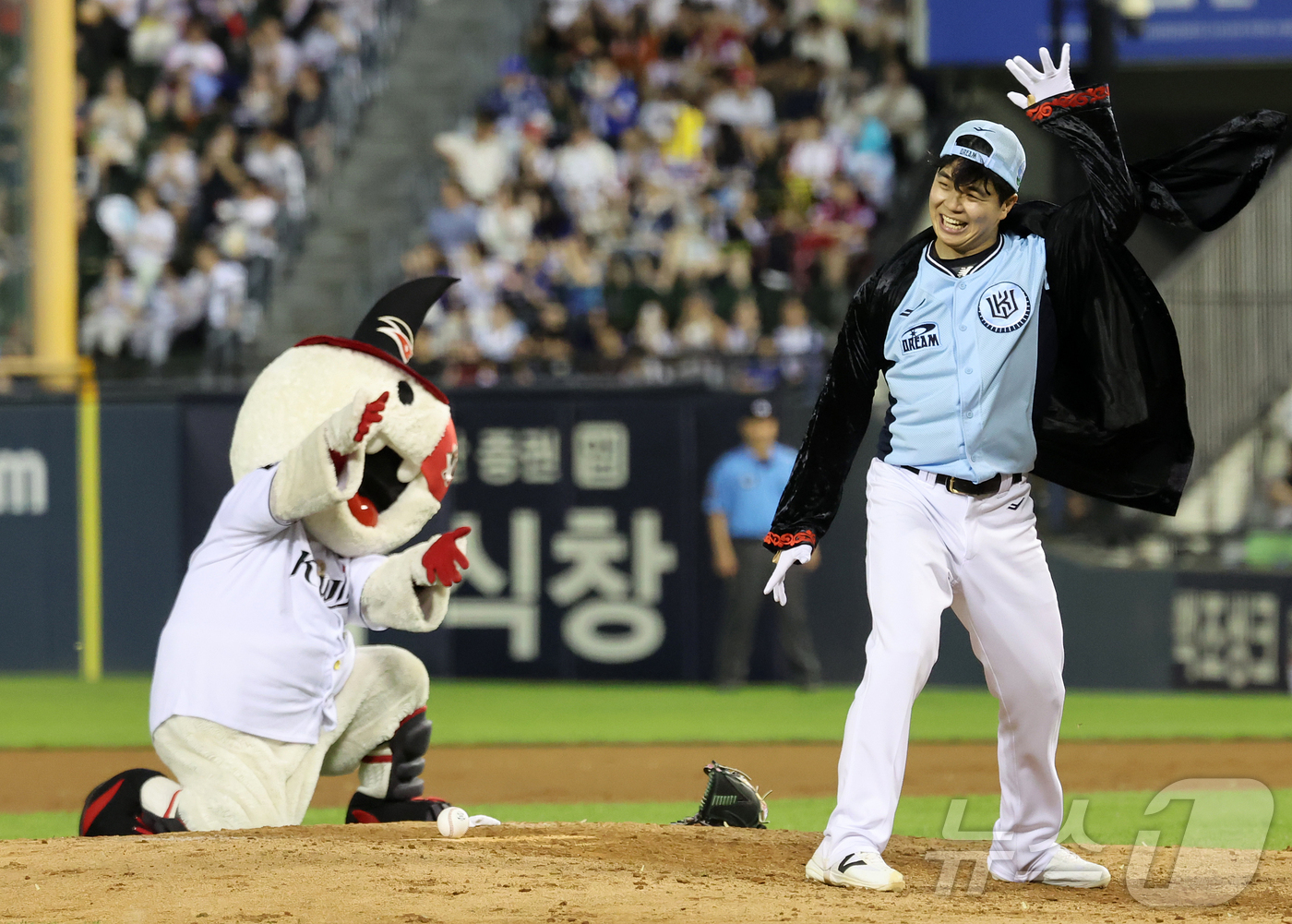 (서울=뉴스1) 김진환 기자 = 11일 서울 송파구 잠실야구장에서 열린 ‘2026 신한 SOL KBO 올스타전’에서 드림팀 kt 손동현이 8회초 등판해 퍼포먼스를 펼치고 있다.이번 …