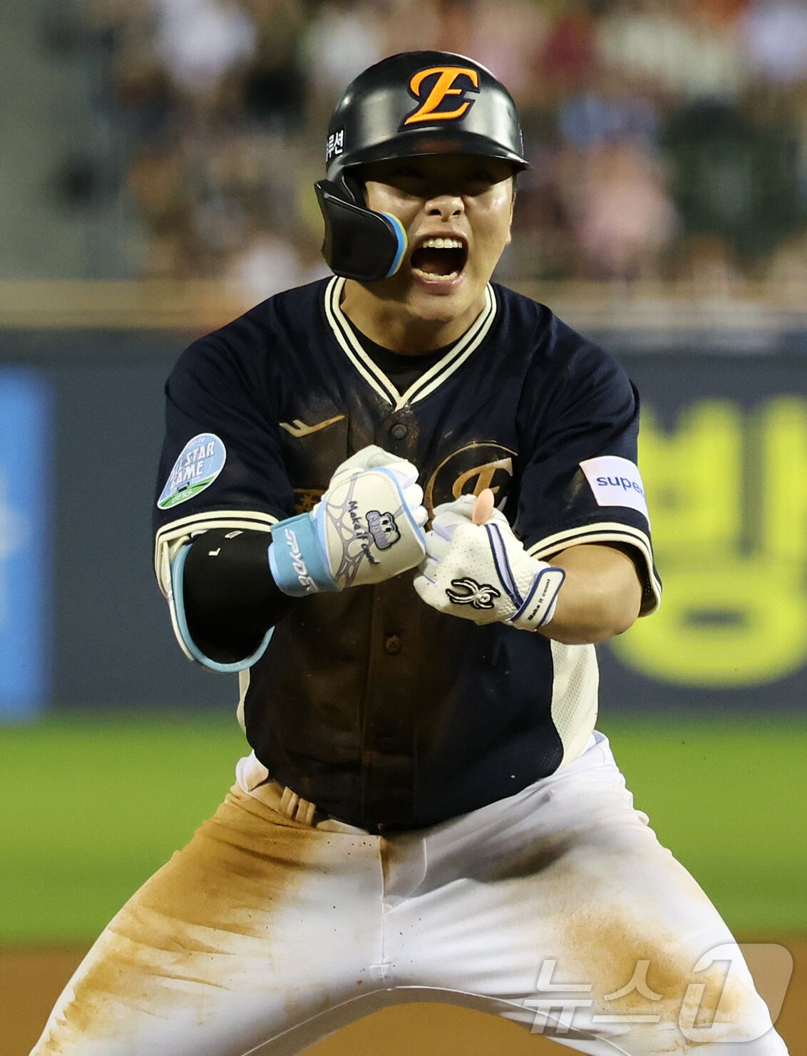 본문 이미지 - 11일 서울 송파구 잠실야구장에서 열린 ‘2026 신한 SOL KBO 올스타전’에서 나눔팀 한화 문현빈이 8회초 1사 2루 상황에서 적시 3루타를 친 뒤 포효하고 있다. 이번 올스타전은 프로야구 원년인 1982년 준공돼 한국 야구 역사와 함께해 온 잠실야구장에서 열리는 14번째이자 마지막 축제로, 리그를 대표하는 별들이 총출동해 고별 무대를 수놓는다. 2026.7.11 ⓒ 뉴스1 김진환 기자