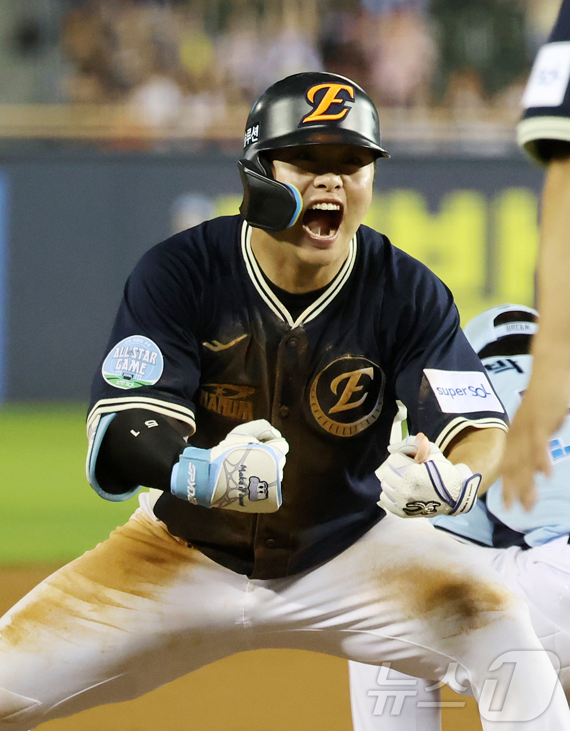 (서울=뉴스1) 김진환 기자 = 11일 서울 송파구 잠실야구장에서 열린 ‘2026 신한 SOL KBO 올스타전’에서 나눔팀 한화 문현빈이 8회초 1사 2루 상황에서 적시 3루타를 …