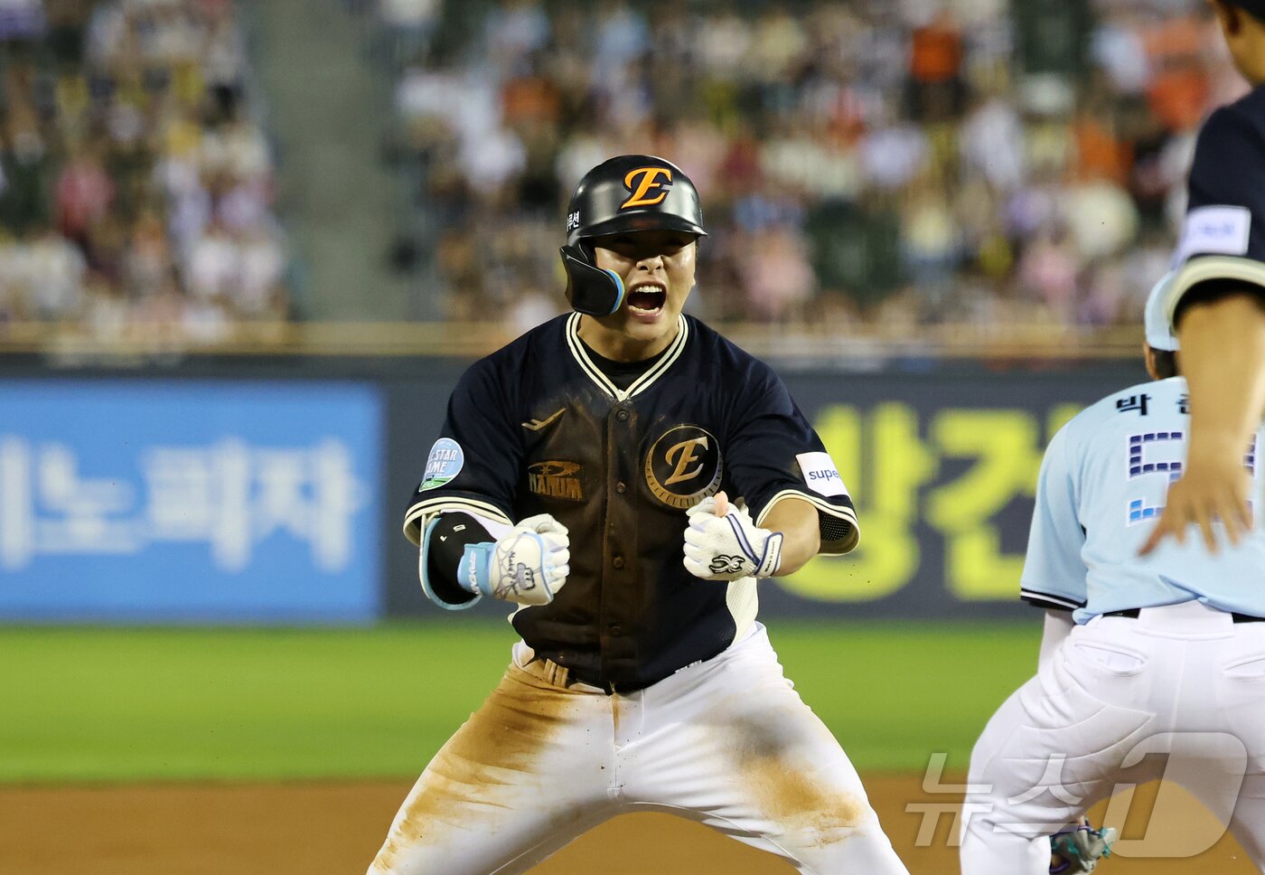 본문 이미지 - 11일 서울 송파구 잠실야구장에서 열린 ‘2026 신한 SOL KBO 올스타전’에서 나눔팀 한화 문현빈이 8회초 1사 2루 상황에서 적시 3루타를 친 뒤 포효하고 있다. 이번 올스타전은 프로야구 원년인 1982년 준공돼 한국 야구 역사와 함께해 온 잠실야구장에서 열리는 14번째이자 마지막 축제로, 리그를 대표하는 별들이 총출동해 고별 무대를 수놓는다. 2026.7.11 ⓒ 뉴스1 김진환 기자