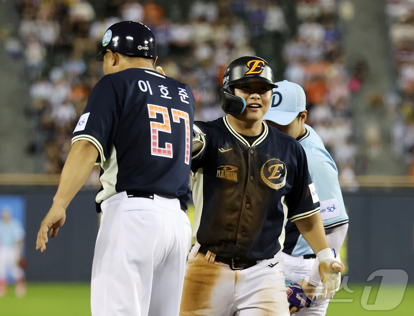 (서울=뉴스1) 김진환 기자 = 11일 서울 송파구 잠실야구장에서 열린 ‘2026 신한 SOL KBO 올스타전’에서 나눔팀 한화 문현빈이 8회초 1사 2루 상황에서 적시 3루타를 …