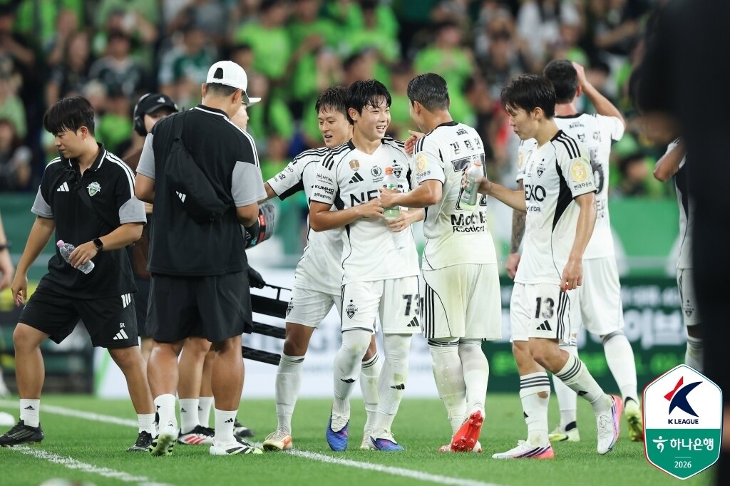 본문 이미지 - 만 17세인 전북 현대 신예 김예건이 11일 울산 HD 원정 경기에서 골을 넣은 뒤 동료들의 축하를 받고 있다. (한국프로축구연맹 제공)