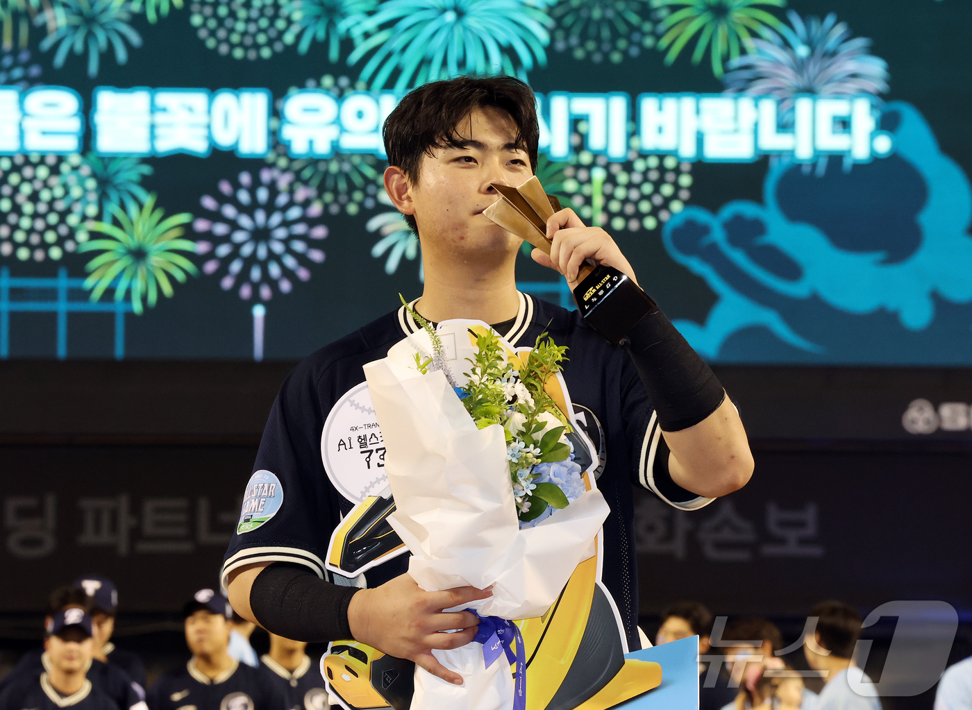 (서울=뉴스1) 김진환 기자 = 11일 서울 송파구 잠실야구장에서 열린 ‘2026 신한 SOL KBO 올스타전’에서 10대2 승리를 거둔 나눔팀 한화 허인서가 MVP에 선정된 뒤 …