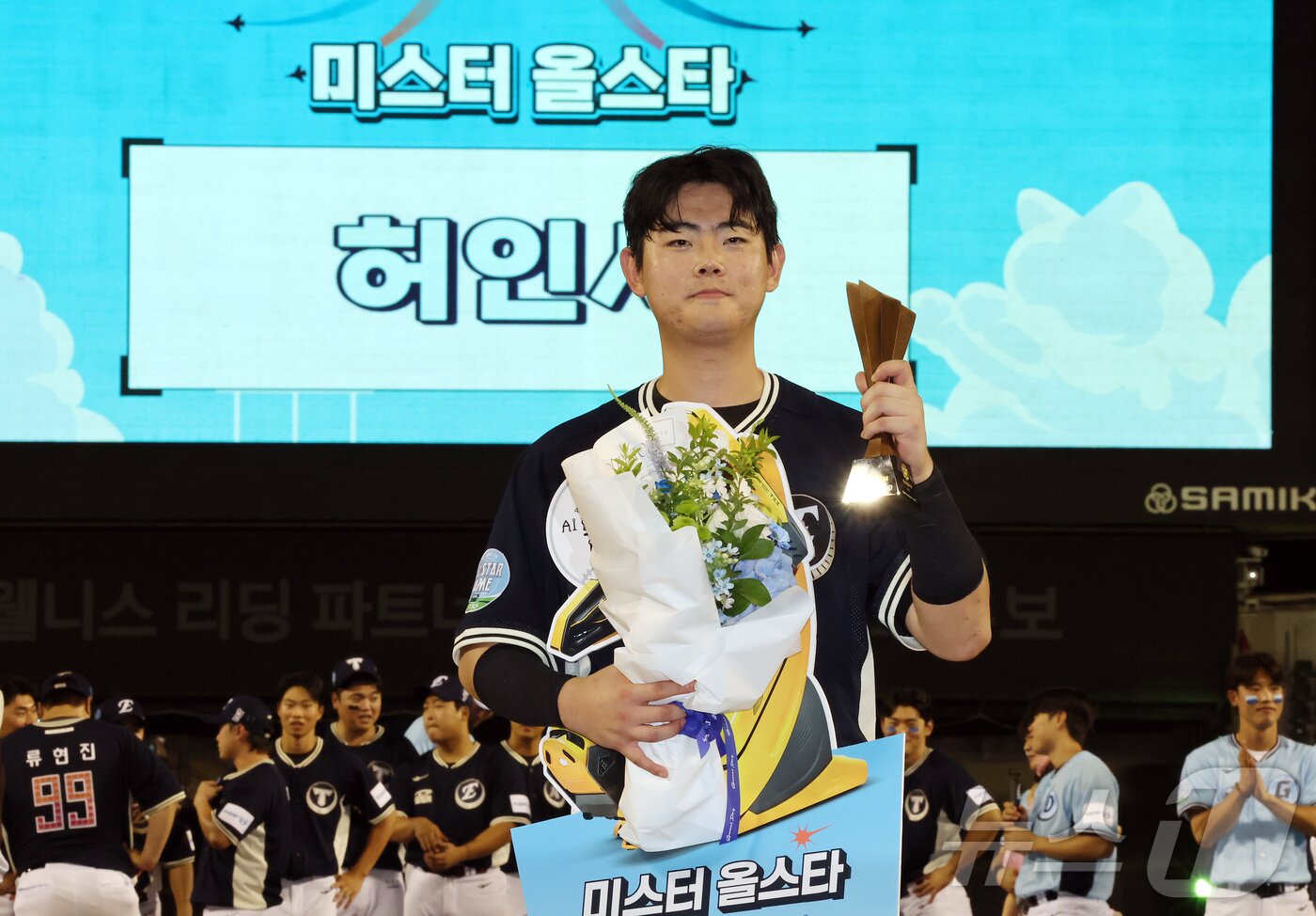 본문 이미지 - 11일 서울 송파구 잠실야구장에서 열린 ‘2026 신한 SOL KBO 올스타전’에서 10대2 승리를 거둔 나눔팀 한화 허인서가 MVP에 선정된 뒤 기념 촬영을 하고 있다. 8번 포수로 선발 출장해 5타수 4안타 1타점 1득점을 기록한 허인서는 총 26표 중 13표를 득표해 팀 동료인 문현빈(10표)를 제치고 ‘미스터 올스타’에 선정됐다. 2026.7.11 ⓒ 뉴스1 김진환 기자