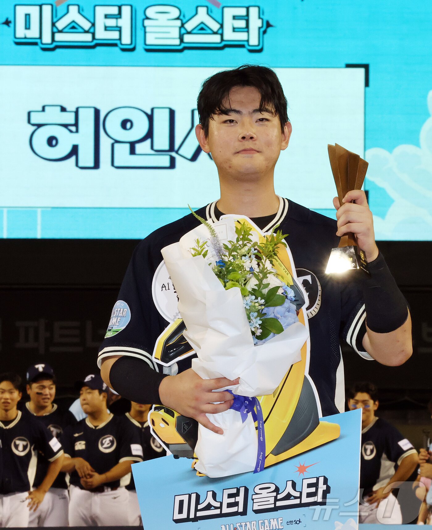 본문 이미지 - 11일 서울 송파구 잠실야구장에서 열린 ‘2026 신한 SOL KBO 올스타전’에서 10대2 승리를 거둔 나눔팀 한화 허인서가 MVP에 선정된 뒤 기념 촬영을 하고 있다. 8번 포수로 선발 출장해 5타수 4안타 1타점 1득점을 기록한 허인서는 총 26표 중 13표를 득표해 팀 동료인 문현빈(10표)를 제치고 ‘미스터 올스타’에 선정됐다. 2026.7.11 ⓒ 뉴스1 김진환 기자