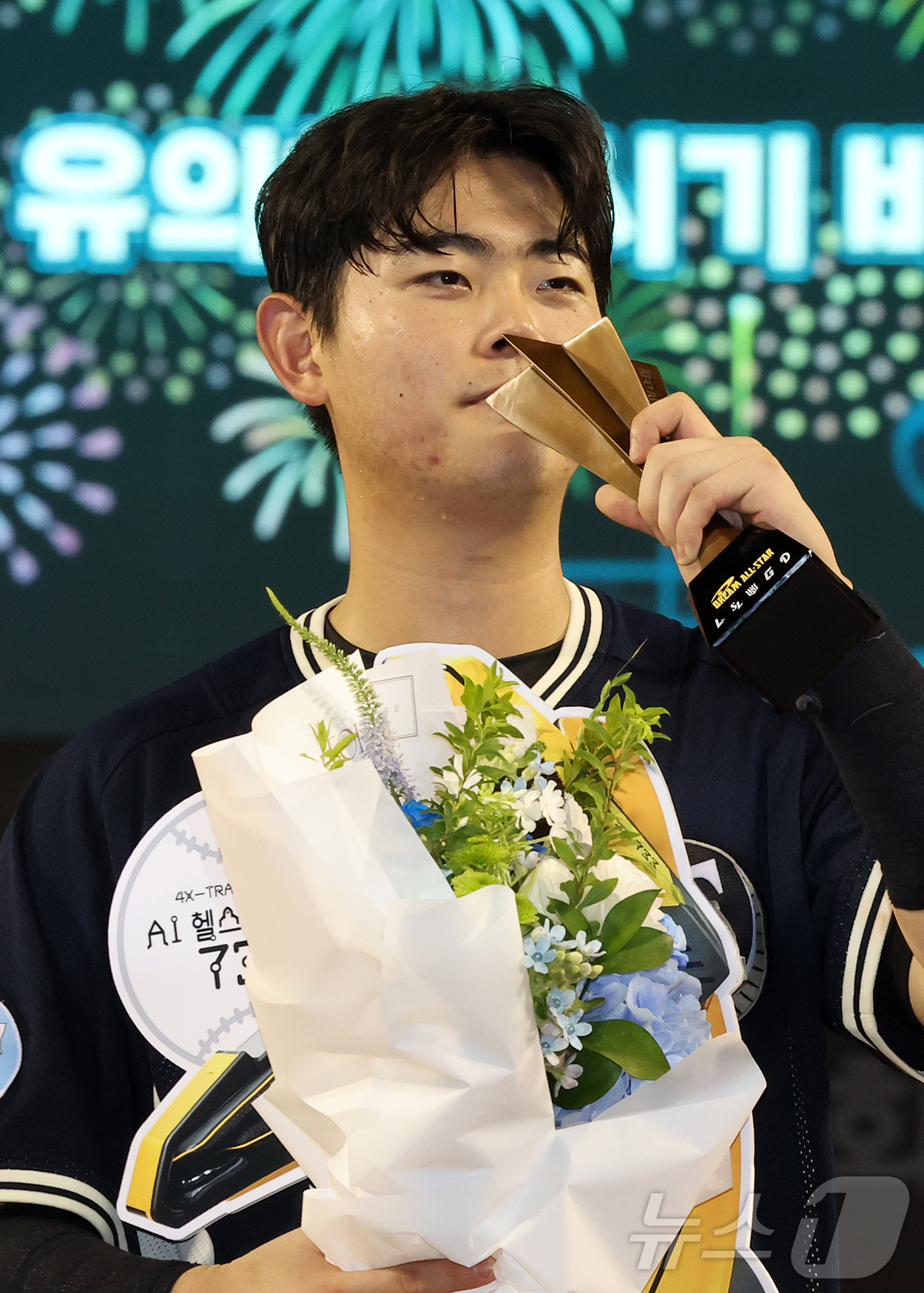(서울=뉴스1) 김진환 기자 = 11일 서울 송파구 잠실야구장에서 열린 ‘2026 신한 SOL KBO 올스타전’에서 10대2 승리를 거둔 나눔팀 한화 허인서가 MVP에 선정된 뒤 …