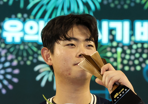 '생애 첫 올스타 MVP' 허인서, 트로피에 뜨거운 키스