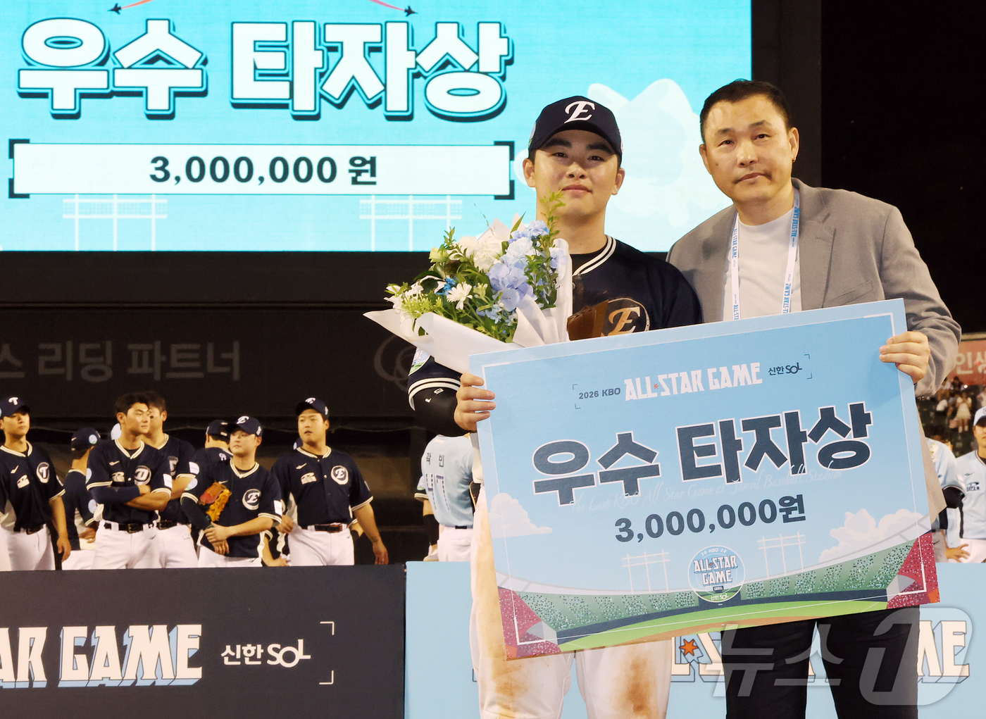 (서울=뉴스1) 김진환 기자 = 11일 서울 송파구 잠실야구장에서 열린 ‘2026 신한 SOL KBO 올스타전’에서 나눔팀 한화 문현빈이 우수 타자상을 수상 후 전 두산 선수 김동 …