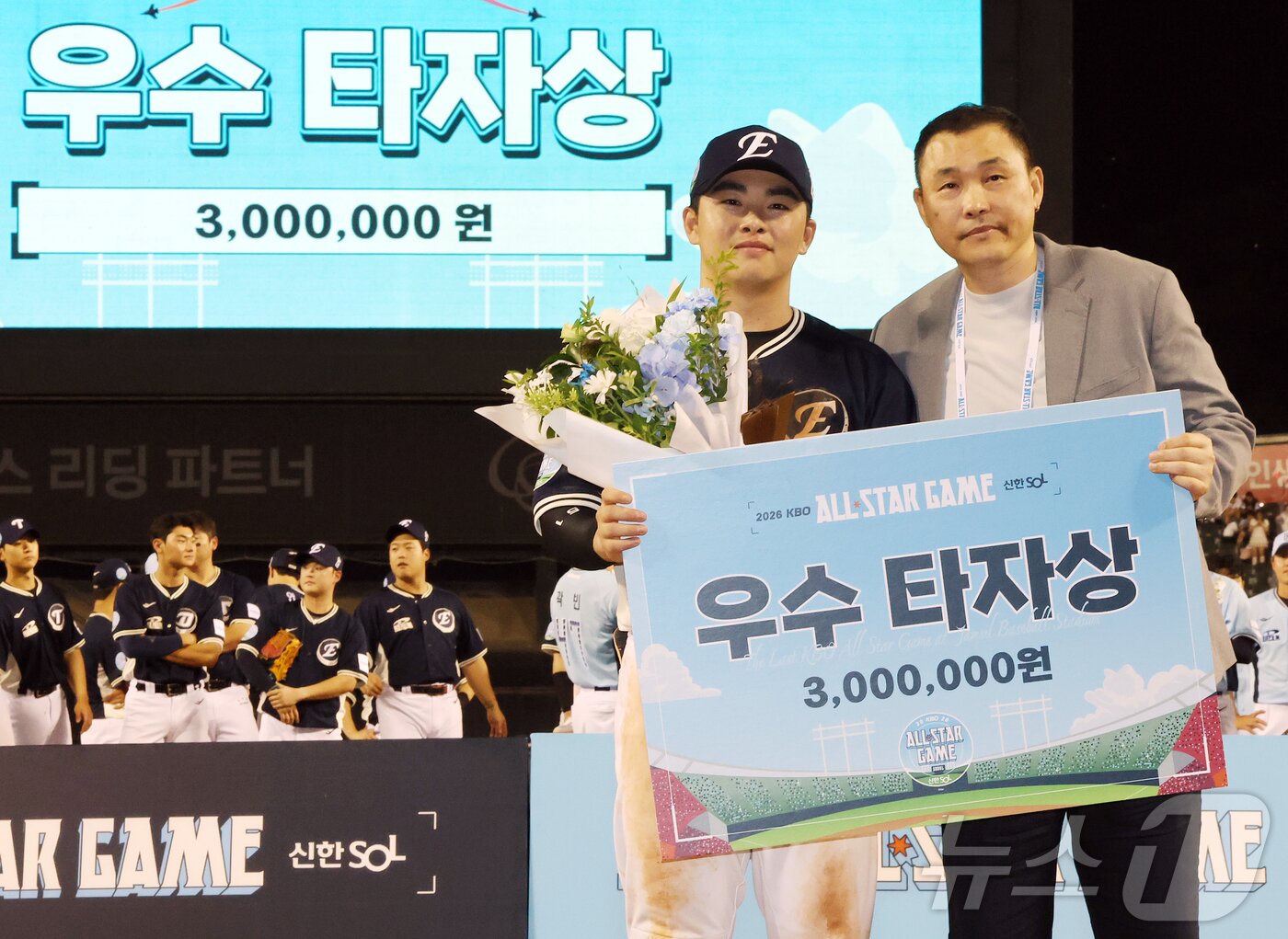 본문 이미지 - 11일 서울 송파구 잠실야구장에서 열린 ‘2026 신한 SOL KBO 올스타전’에서 나눔팀 한화 문현빈이 우수 타자상을 수상 후 전 두산 선수 김동주와 기념 촬영을 하고 있다. 8번 포수로 선발 출장해 5타수 4안타 1타점 1득점을 기록한 허인서는 총 26표 중 13표를 득표해 팀 동료인 문현빈(10표)를 제치고 ‘미스터 올스타’에 선정됐다. 2026.7.11 ⓒ 뉴스1 김진환 기자